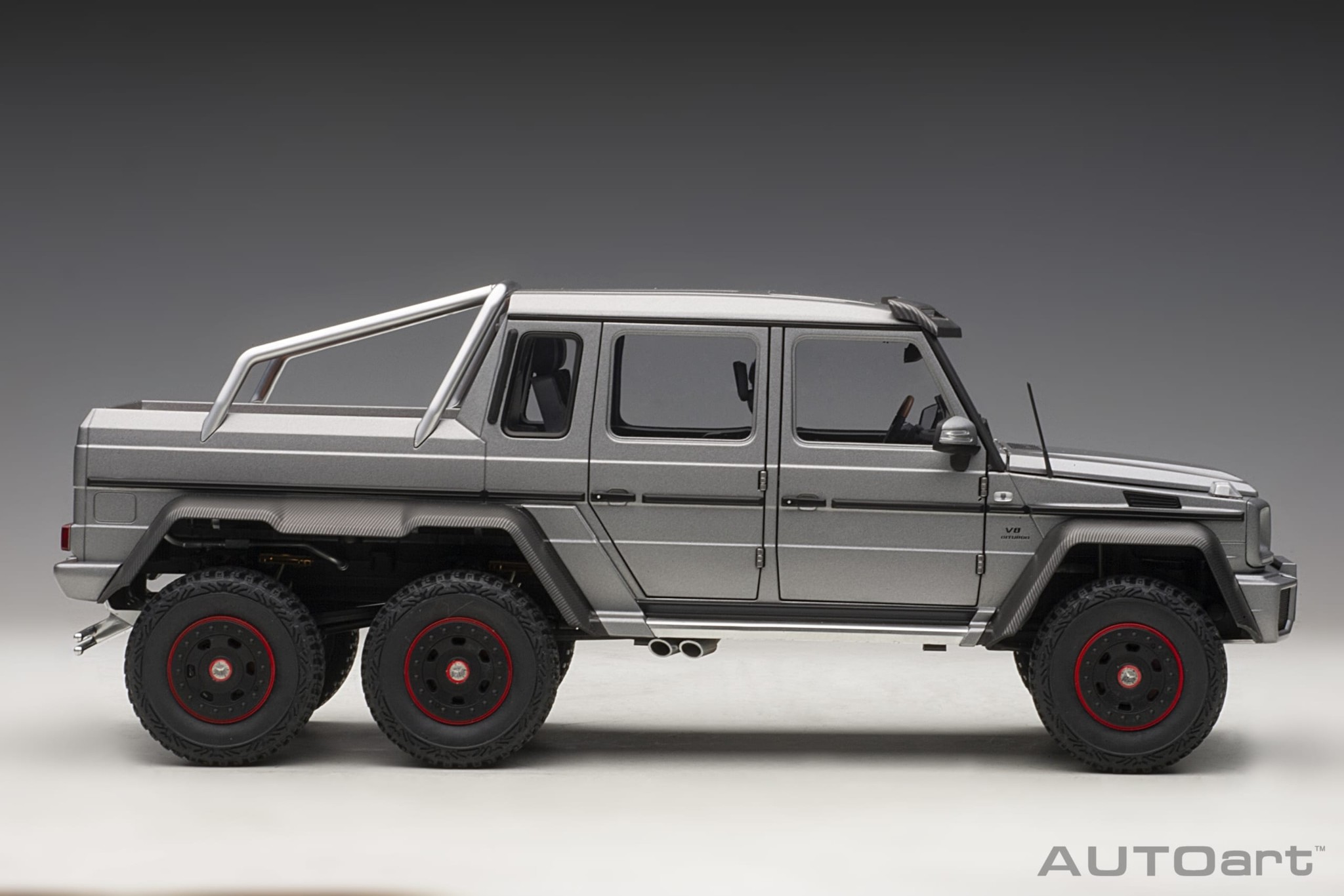 1:18 Mercedes-Benz G63 AMG 6x6 Designo Platinum Magno AutoArt