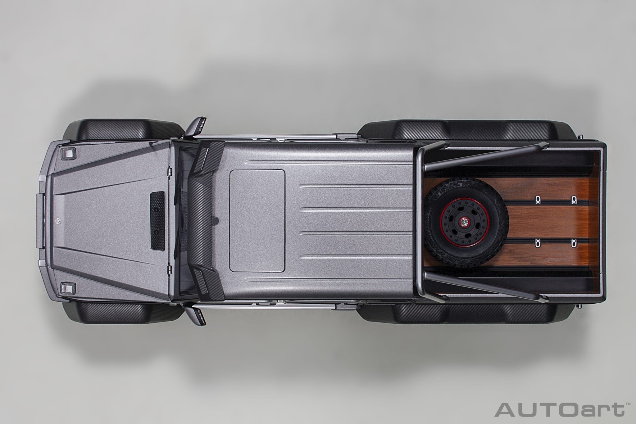 1:18 Mercedes-Benz G63 AMG 6x6 Designo Platinum Magno AutoArt