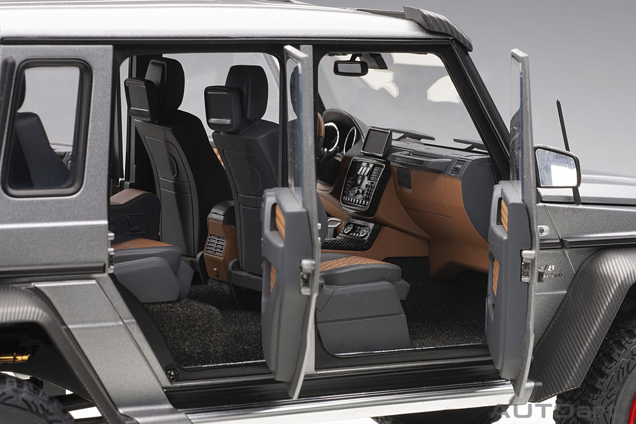 1:18 Mercedes-Benz G63 AMG 6x6 Designo Platinum Magno AutoArt