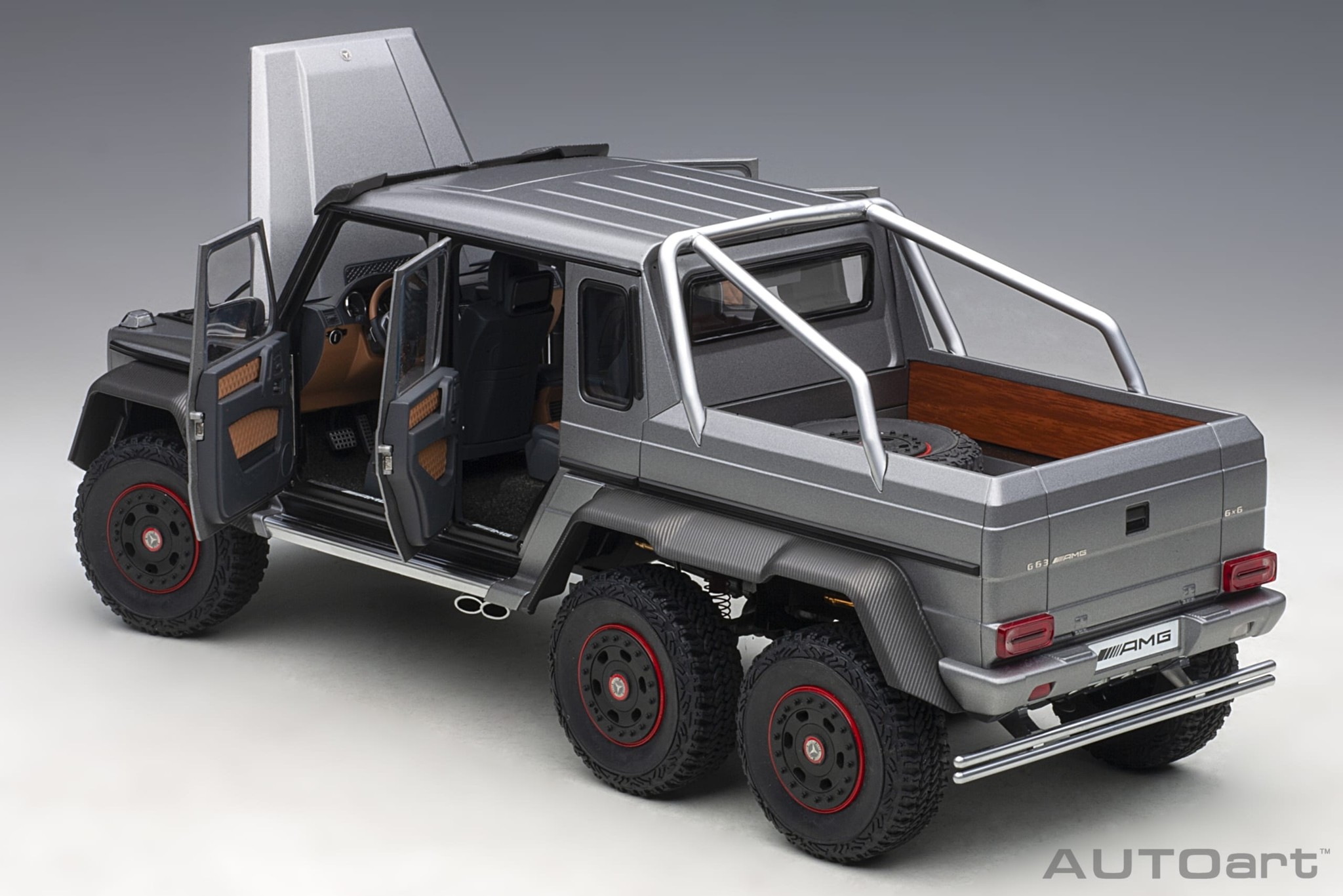 1:18 Mercedes-Benz G63 AMG 6x6 Designo Platinum Magno AutoArt