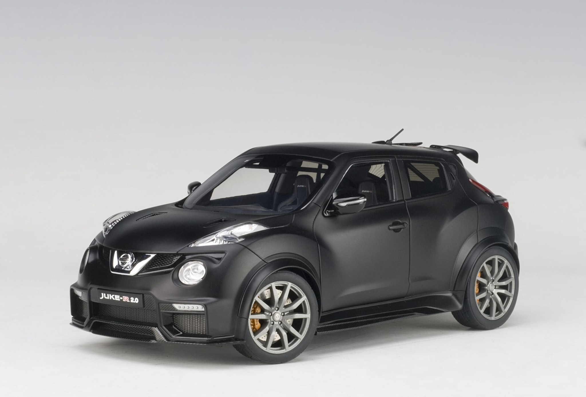 1:18 Nissan Juke R 2.0 2016 Matt Black Autoart