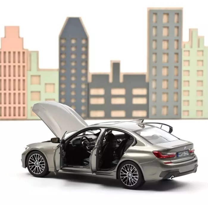 1:18 BMW 330i 2019 - Silber Norev