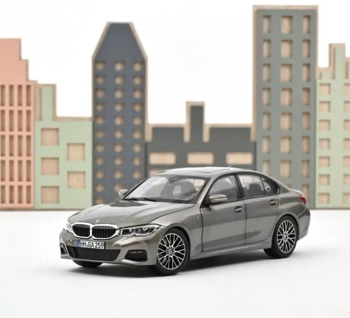 1:18 BMW 330i 2019 - Silber Norev