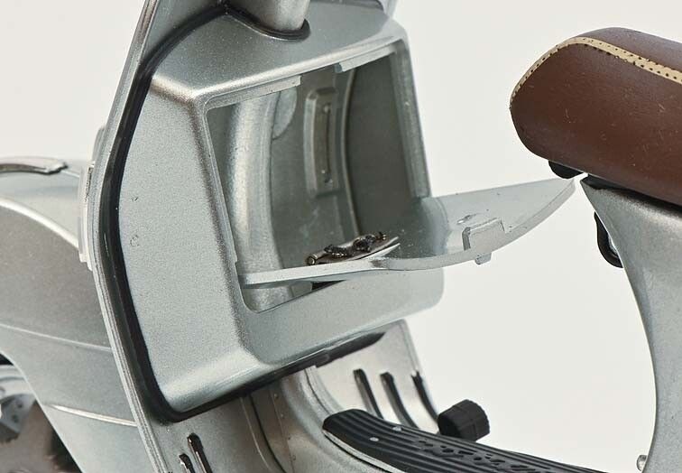 1:10 Vespa PX 125 + bagagedrager 70 jaar, zilver metallic Schuco