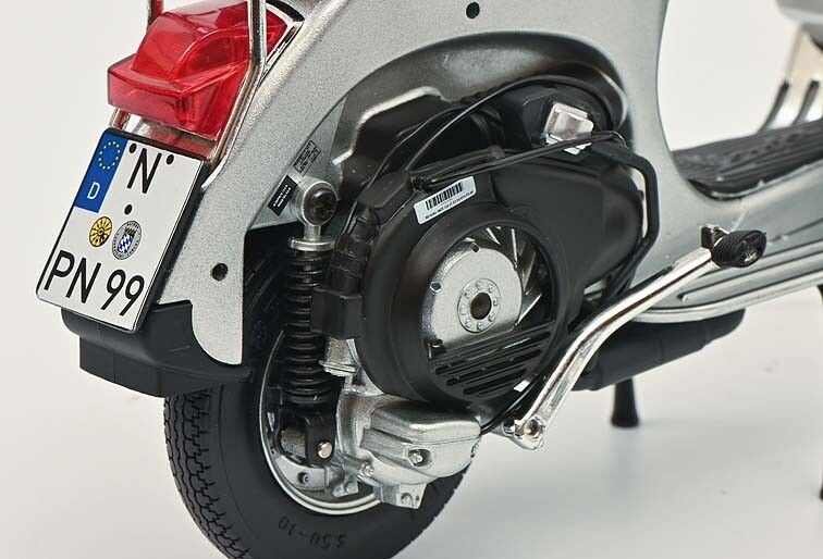 1:10 Vespa PX 125 + bagagedrager 70 jaar, zilver metallic Schuco