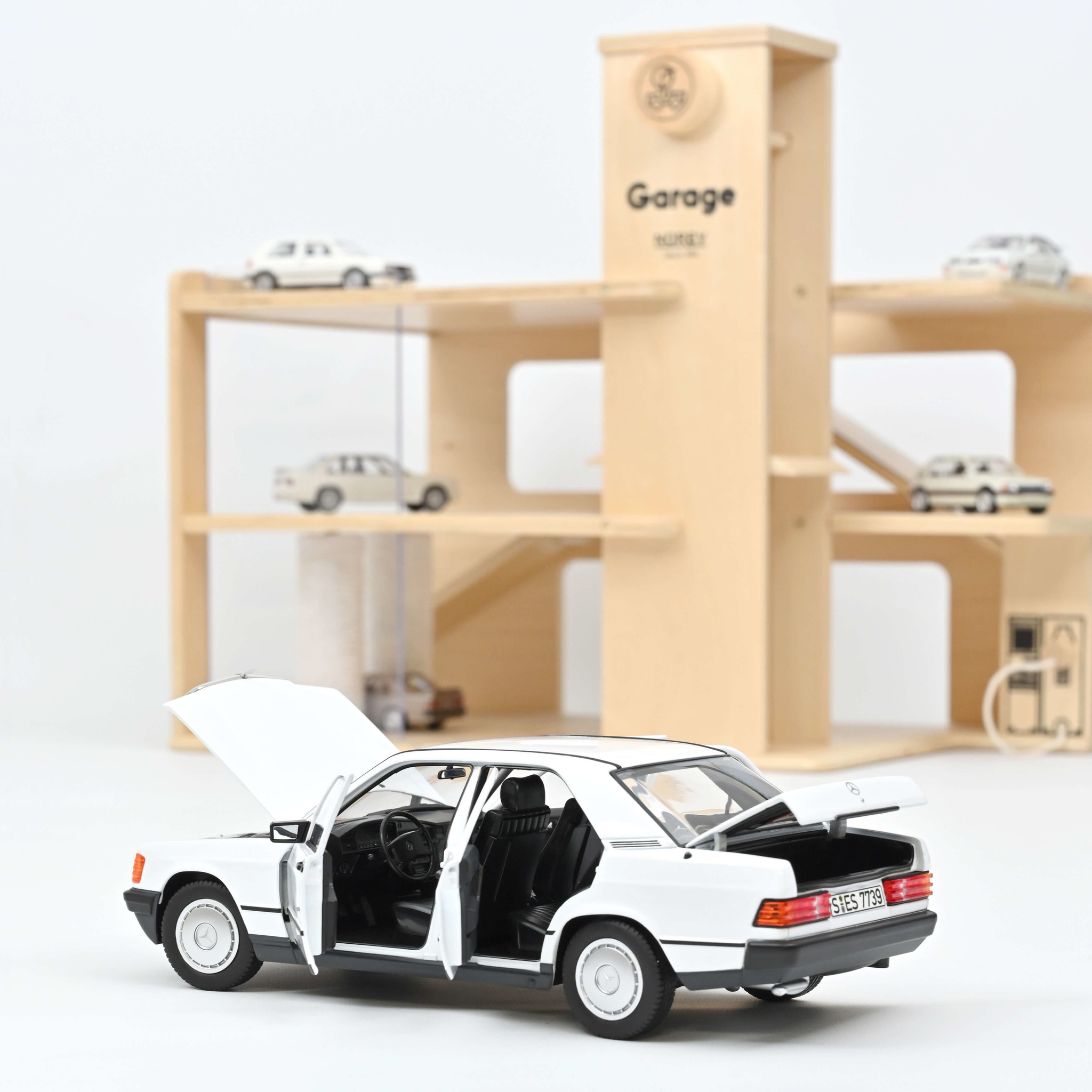 1:18 Mercedes-Benz 190E Wit Norev