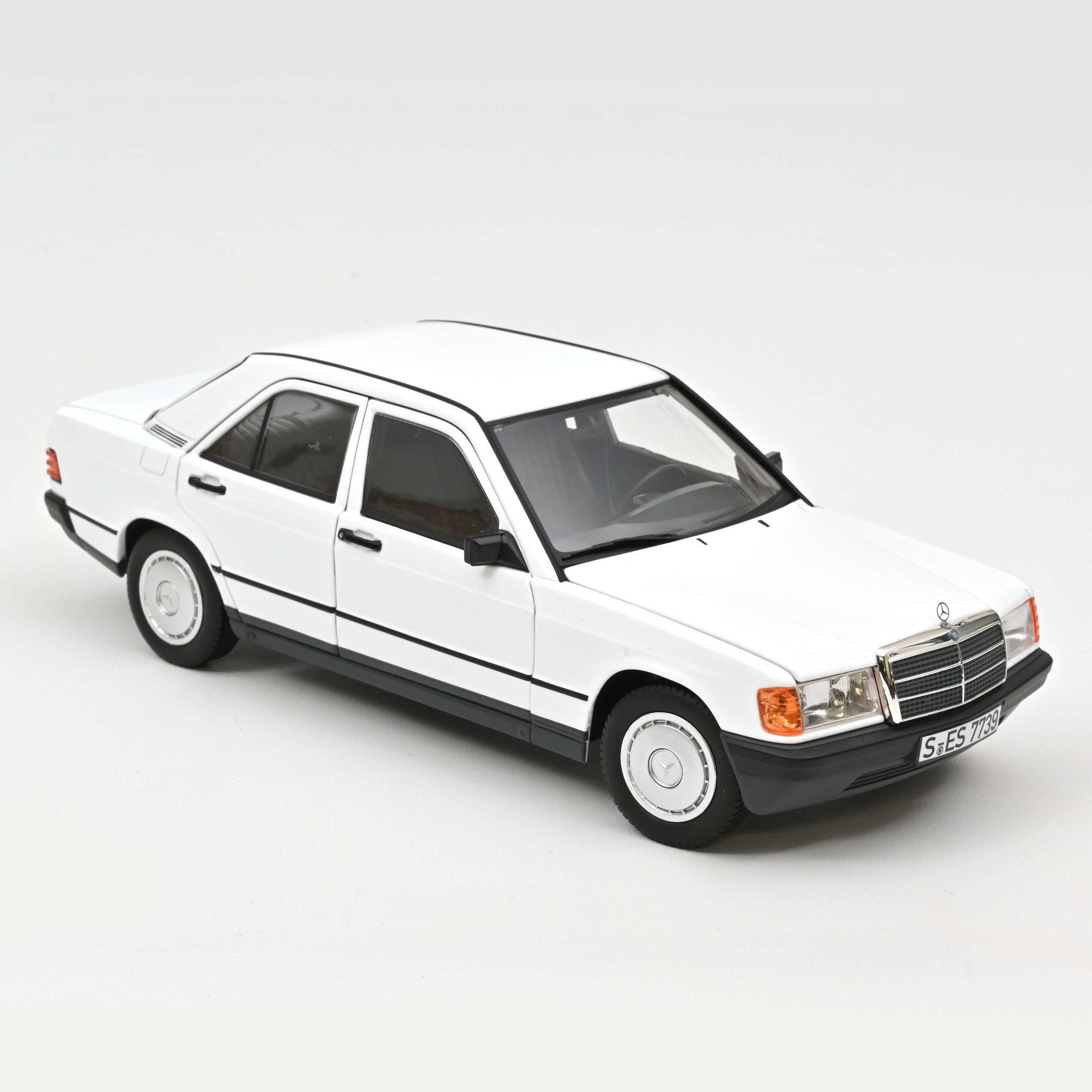 1:18 Mercedes-Benz 190E Weiß Norev