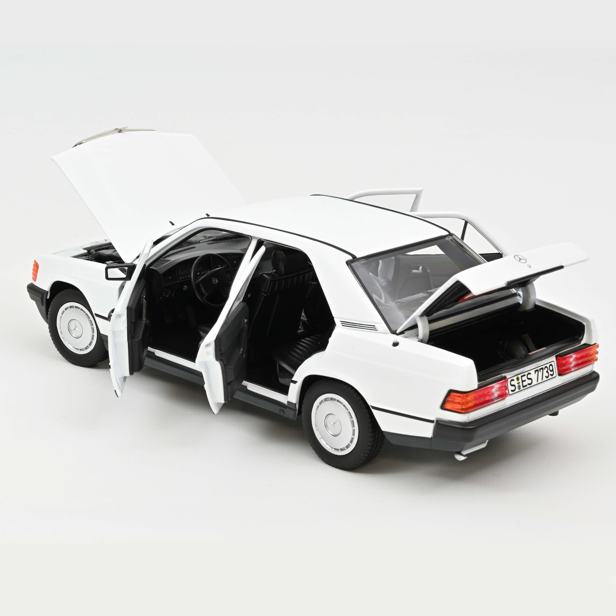 1:18 Mercedes-Benz 190E Wit Norev