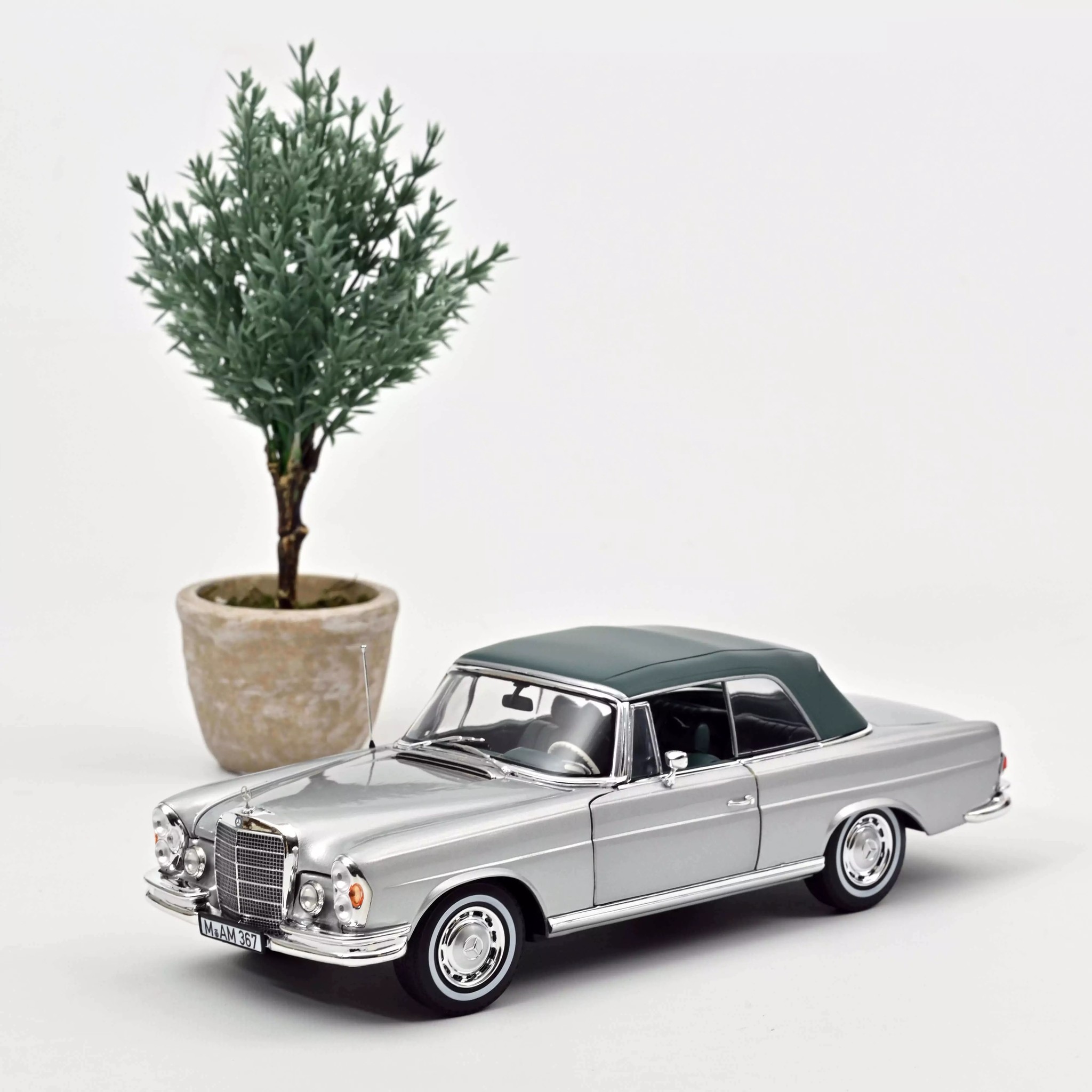 1:18 Mercedes-Benz 280SE Cabriolet 1969 Norev