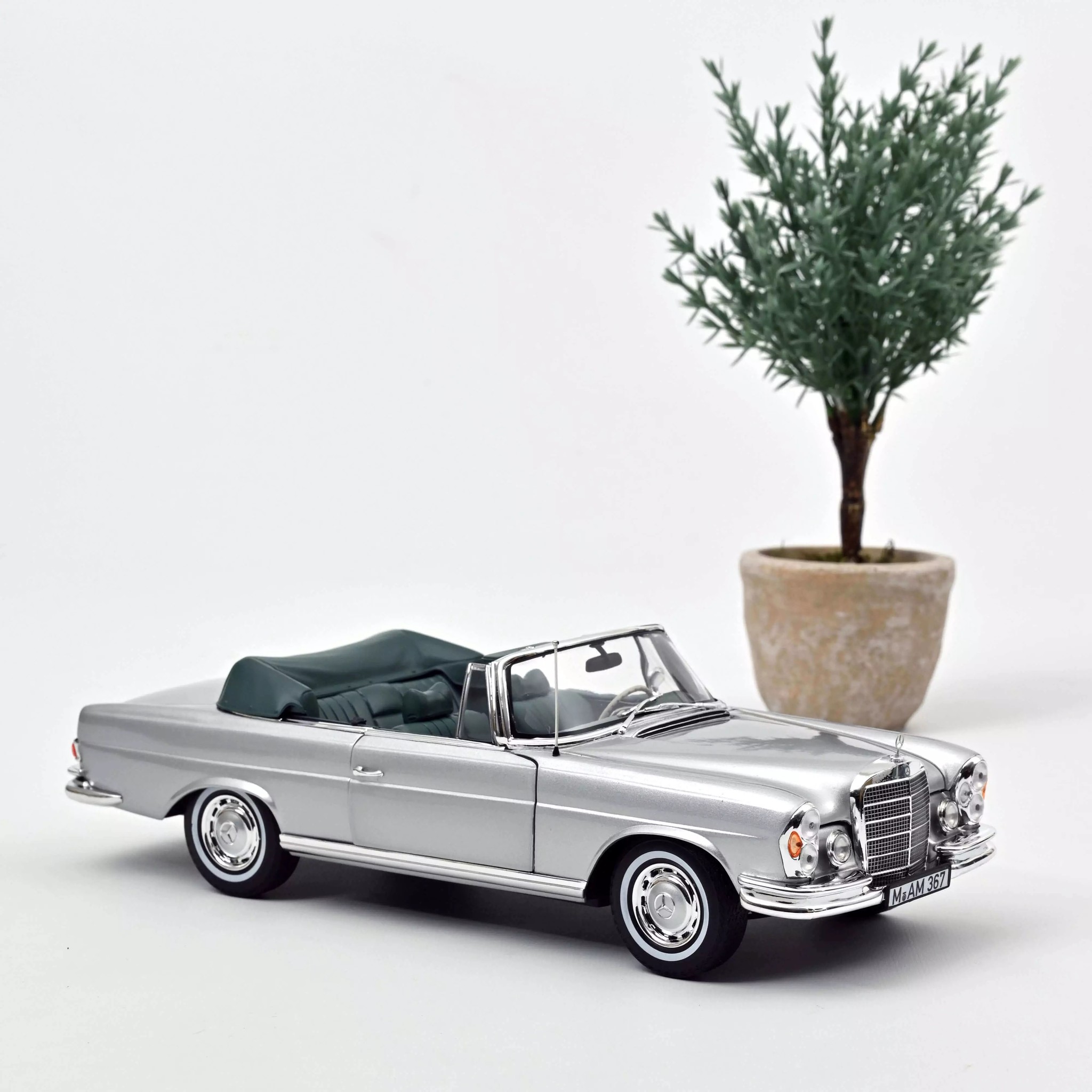 1:18 Mercedes-Benz 280SE Cabriolet 1969 Norev