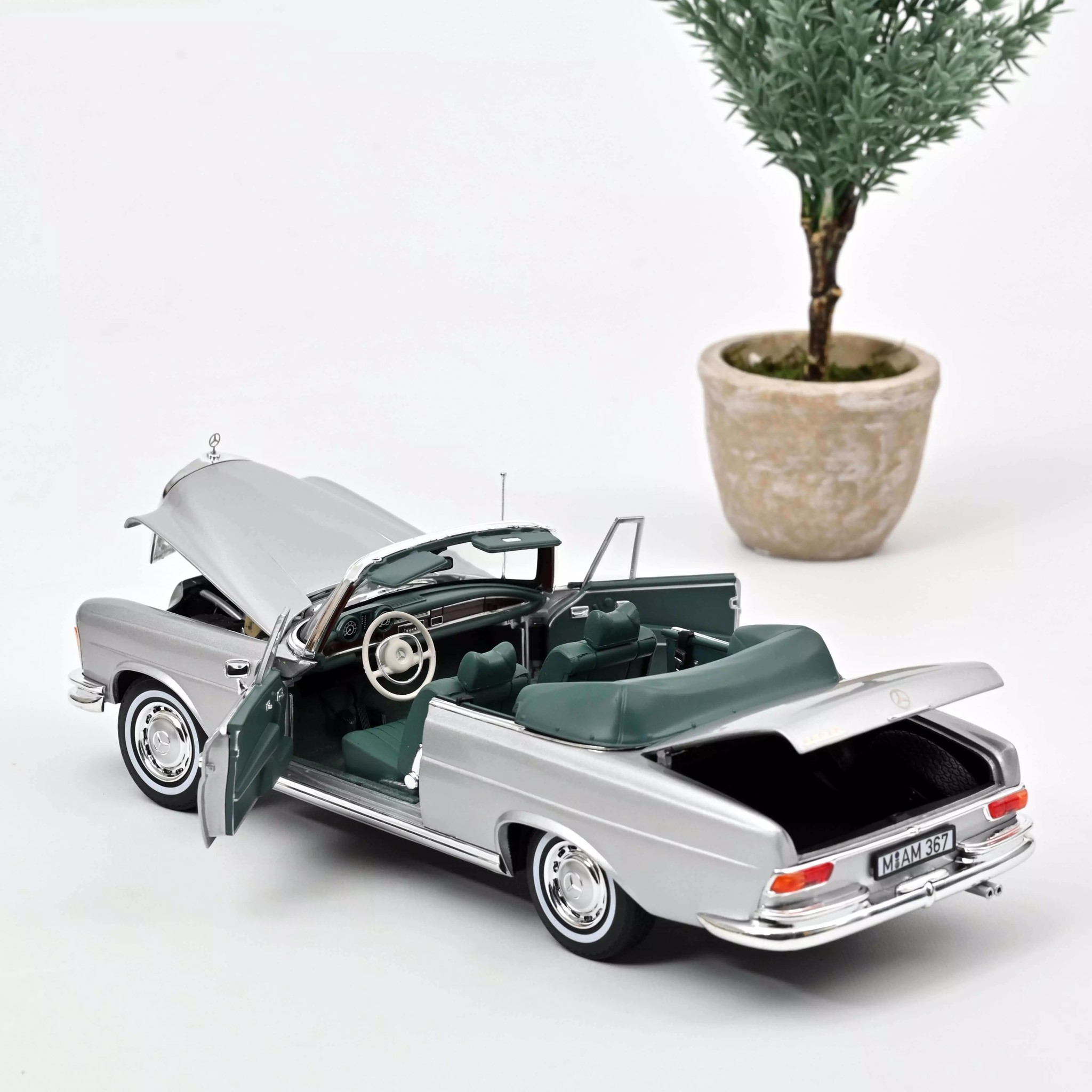 1:18 Mercedes-Benz 280SE Cabriolet 1969 Norev