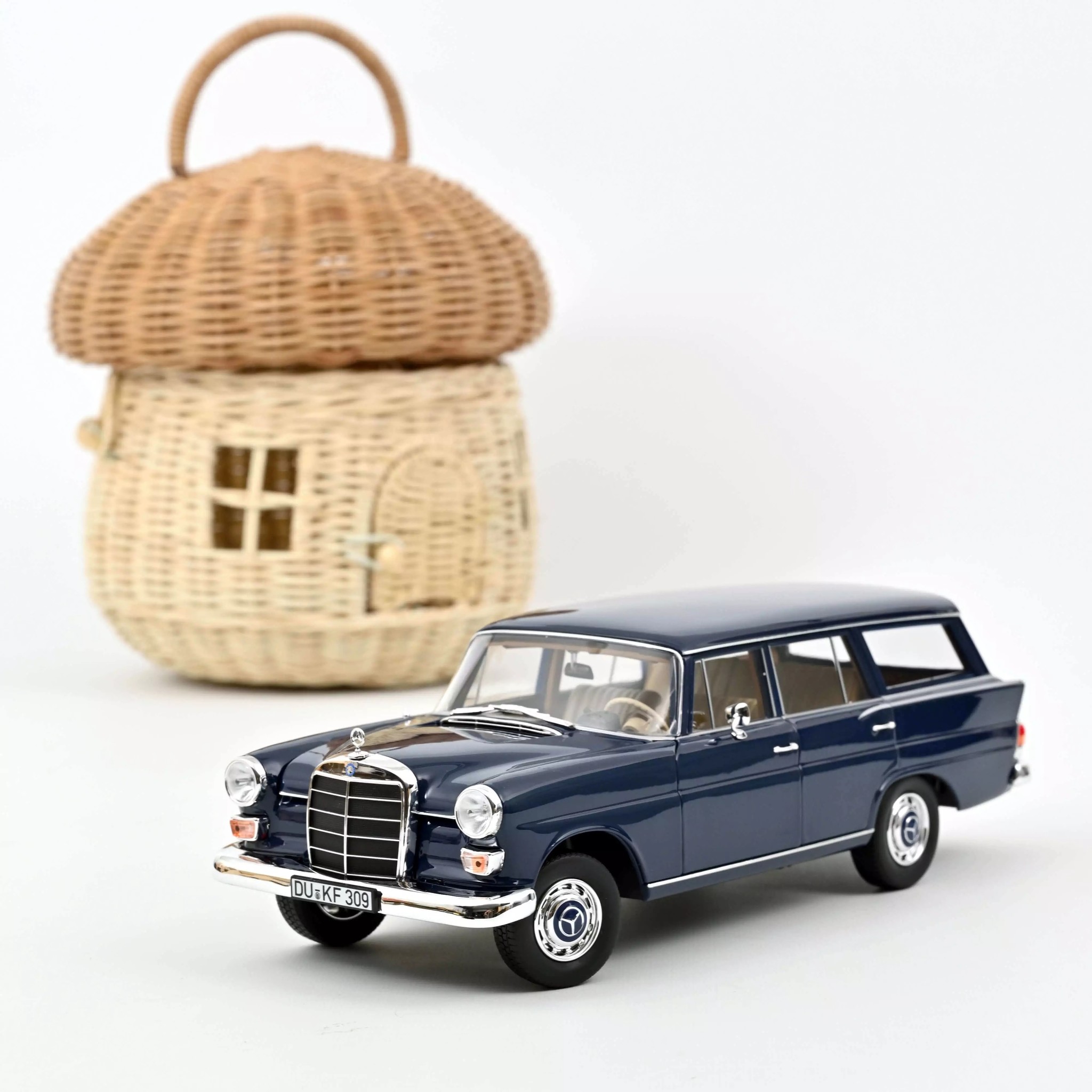 1:18 Mercedes-Benz 200 Universal 1966 Norev