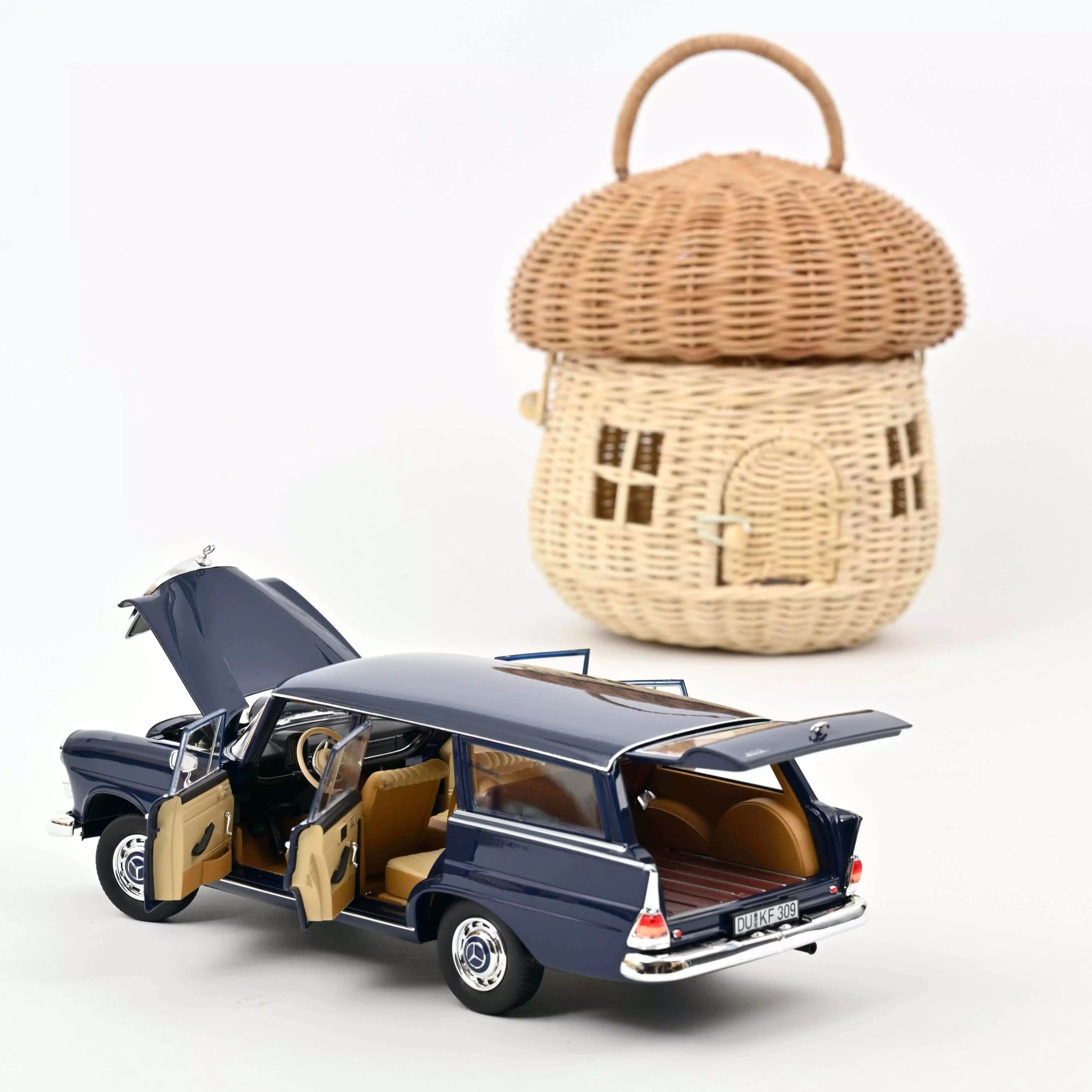 1:18 Mercedes-Benz 200 Universal 1966 Norev