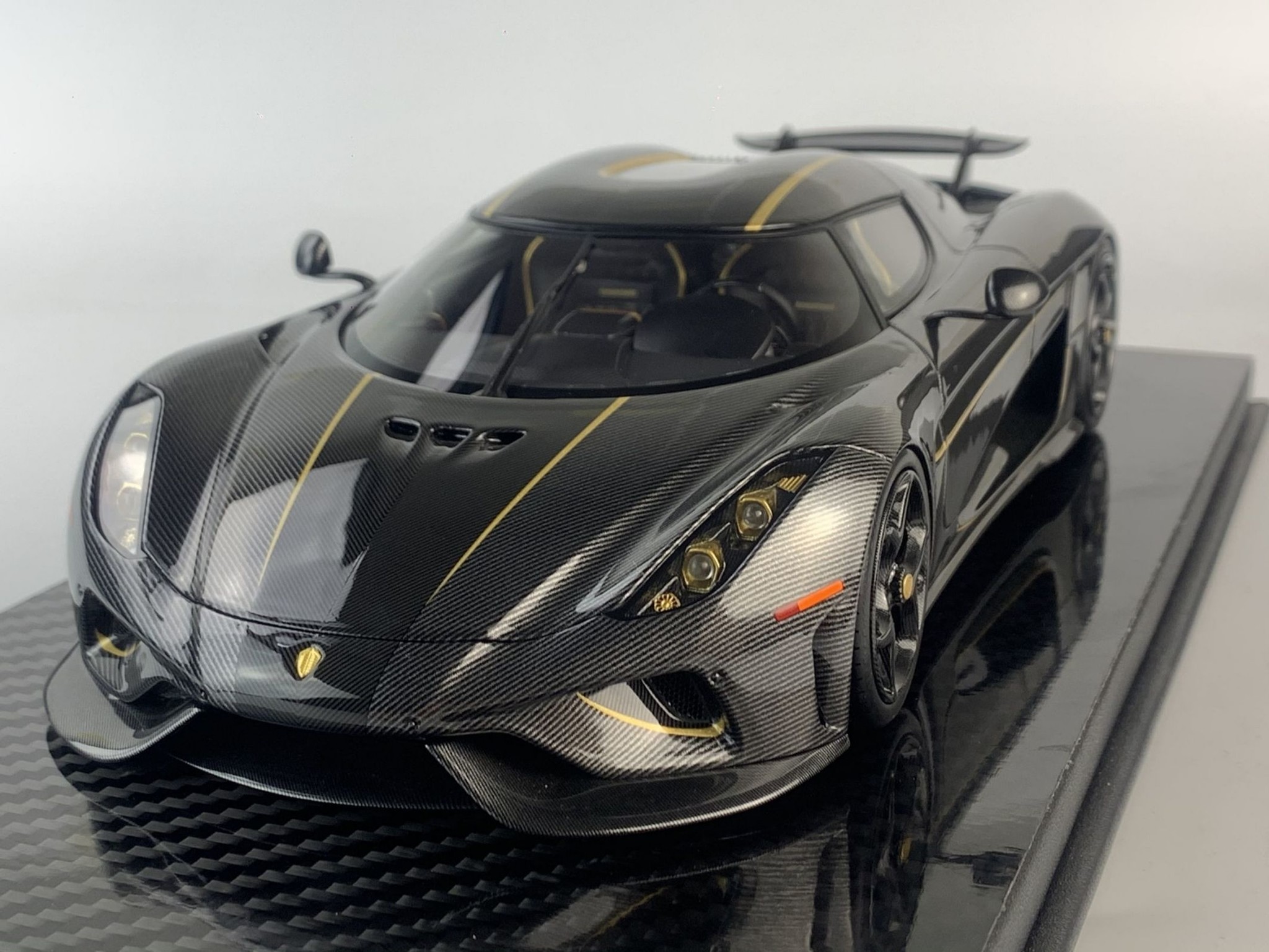 1:18 Koenigsegg Regera Carbon 'Golden Knight' FrontiArt