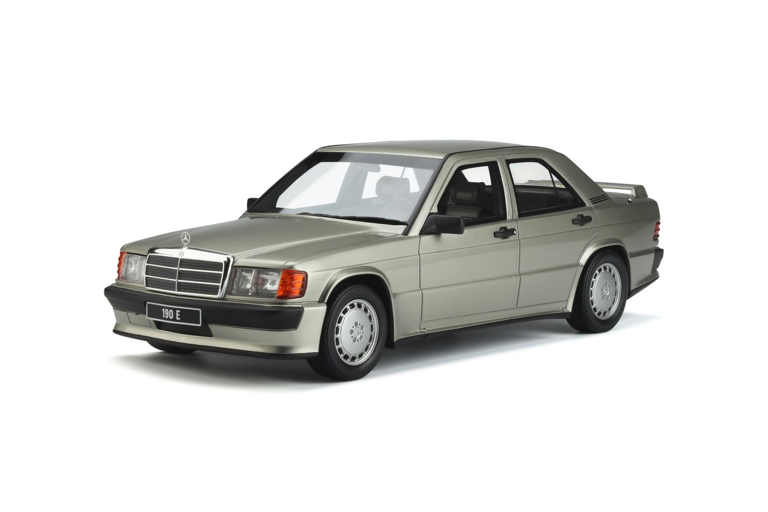 1:18 Mercedes-Benz W201 190E 2.5 16S Silver OttoMobile