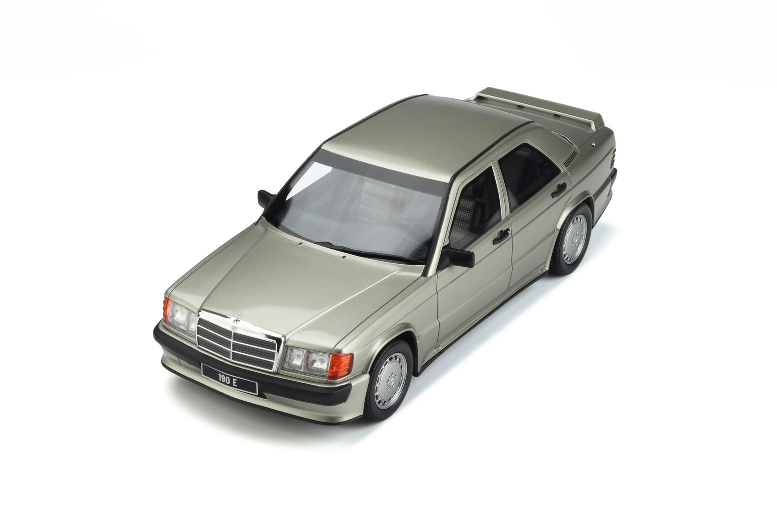 1:18 Mercedes-Benz W201 190E 2.5 16S Silver OttoMobile