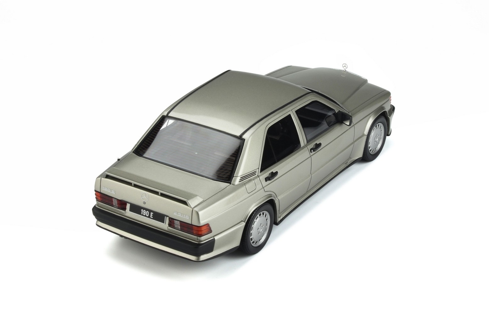 1:18 Mercedes-Benz W201 190E 2.5 16S Silver OttoMobile