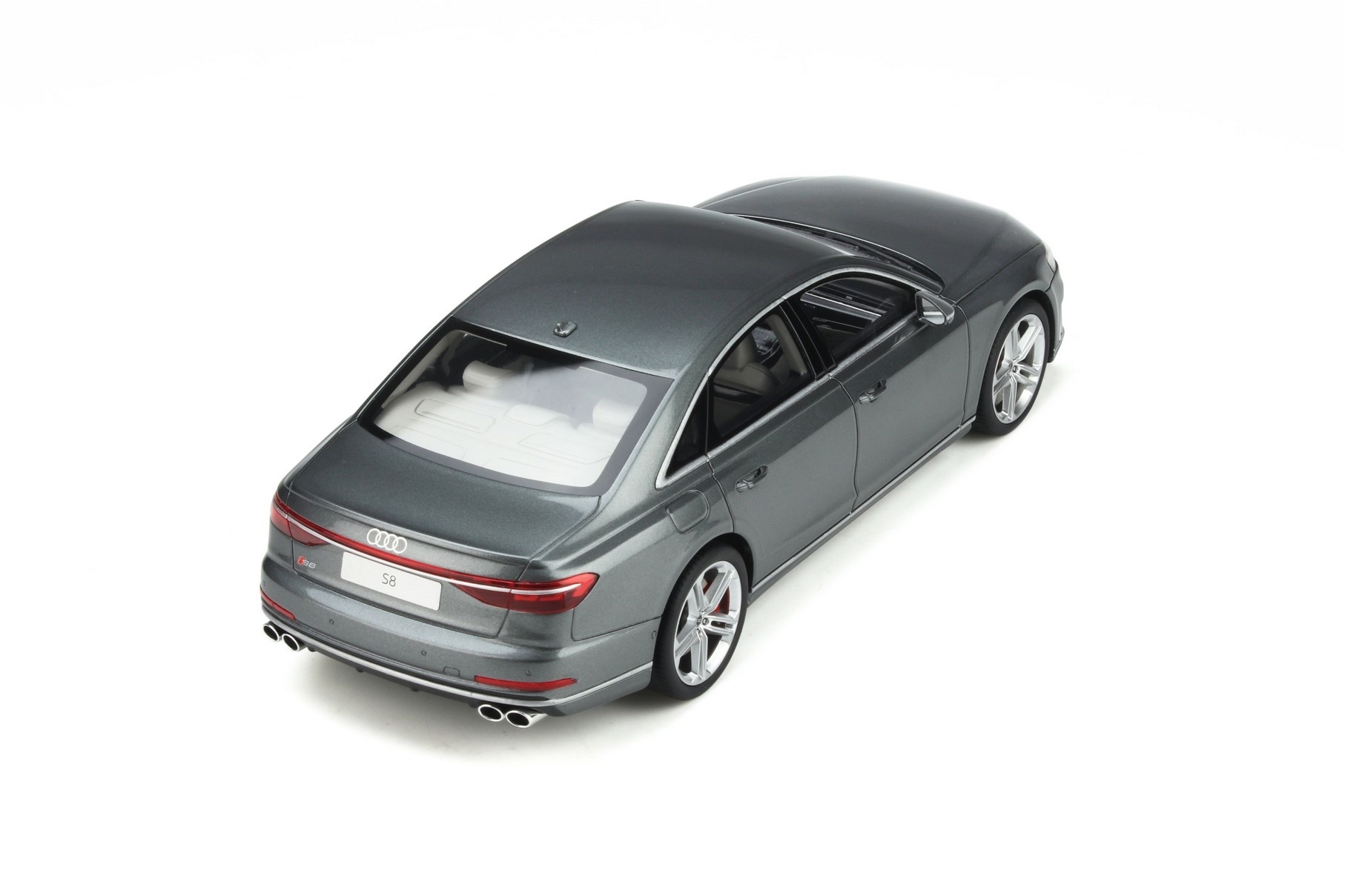 Scalemodel 1:18 Audi S8 - Daytona Grey GT Spirit