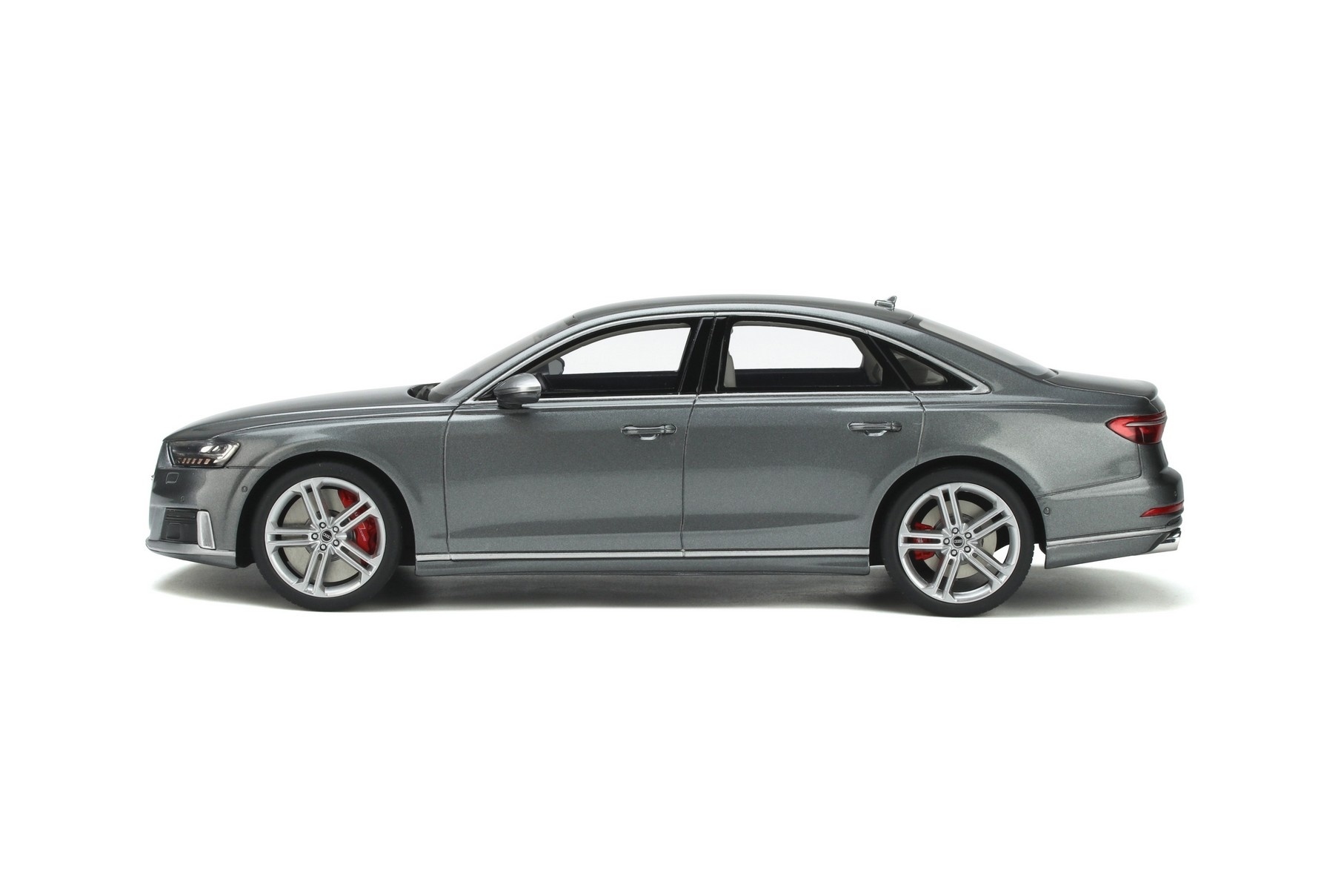 Scalemodel 1:18 Audi S8 - Daytona Grey GT Spirit