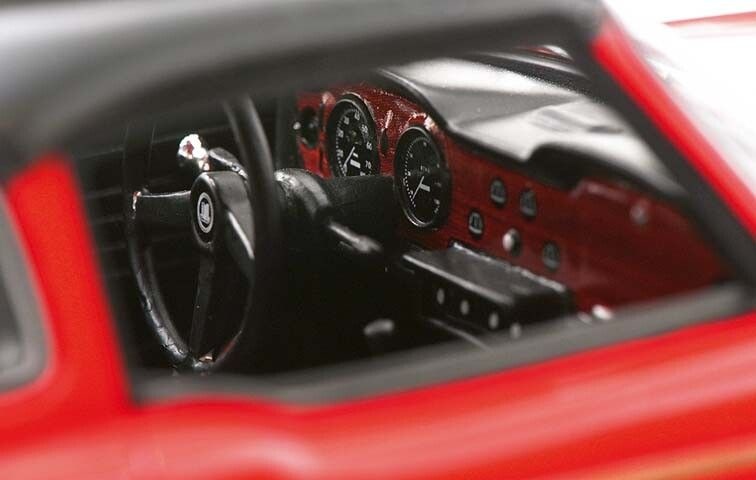 1:18 Triumph TR5 Surrey Top red Schuco