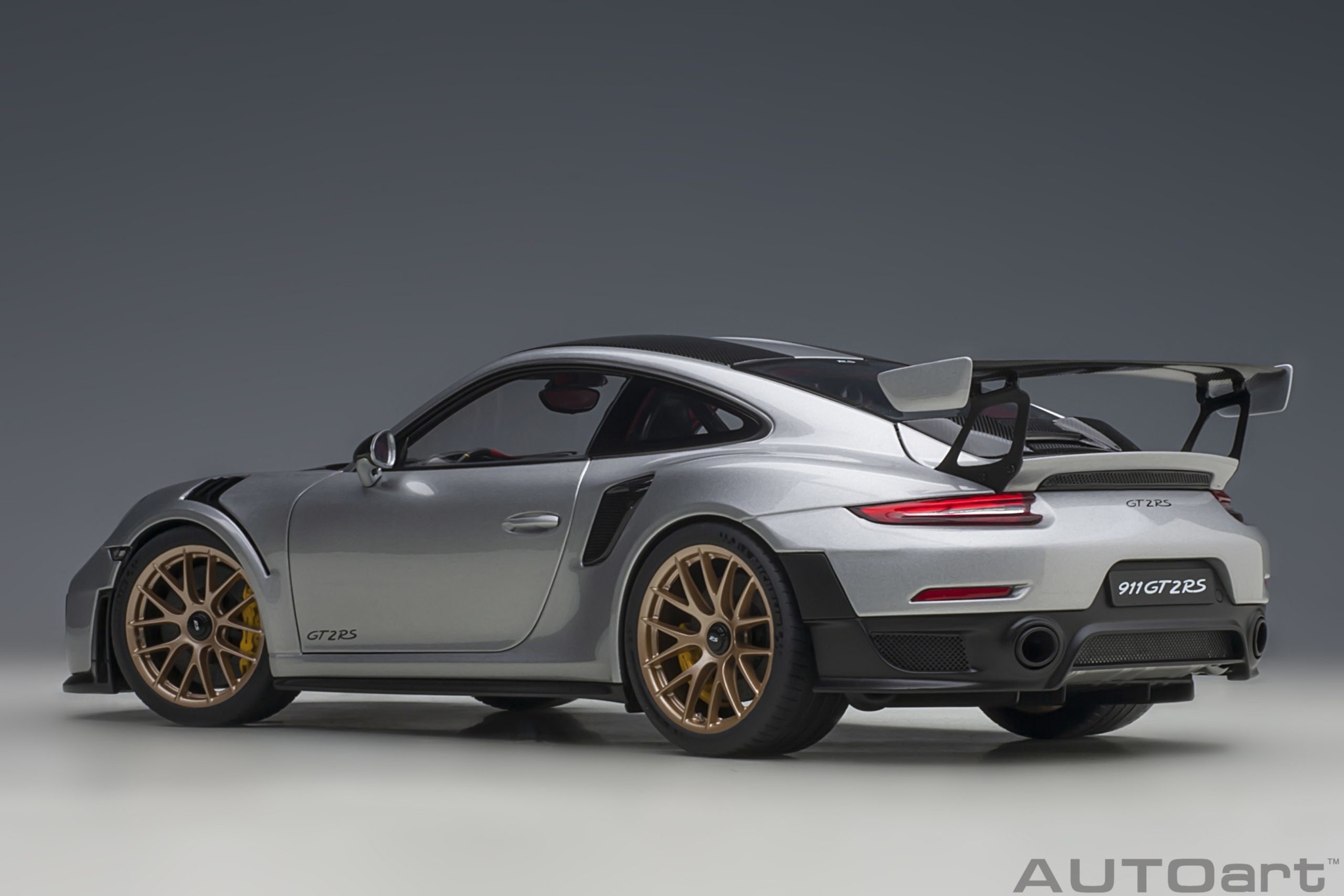 1:18 Porsche 911 GT2 RS - Weissach Package - GT Silver AutoArt