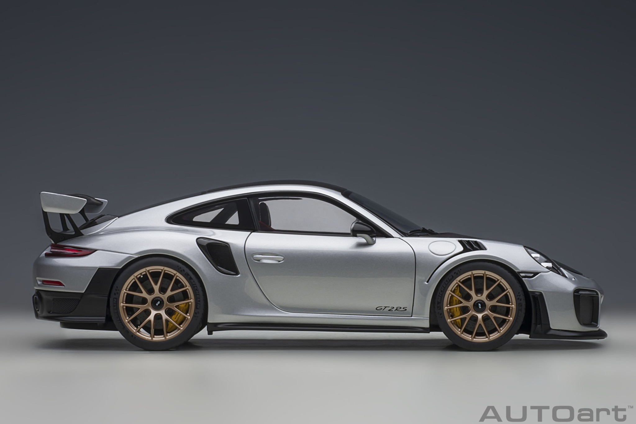 1:18 Porsche 911 GT2 RS - Weissach Package - GT Silver AutoArt