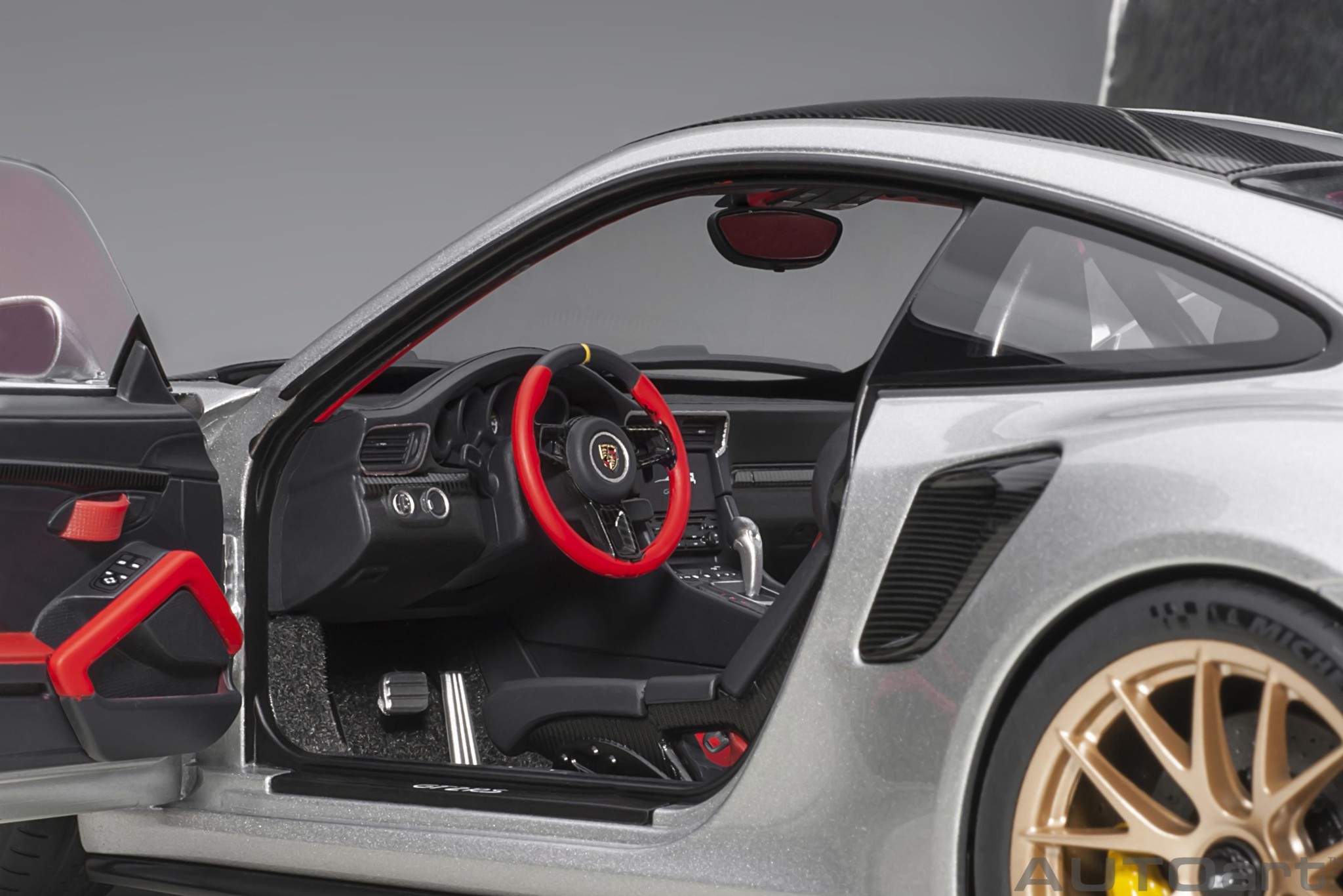 1:18 Porsche 911 GT2 RS - Weissach Package - GT Silver AutoArt