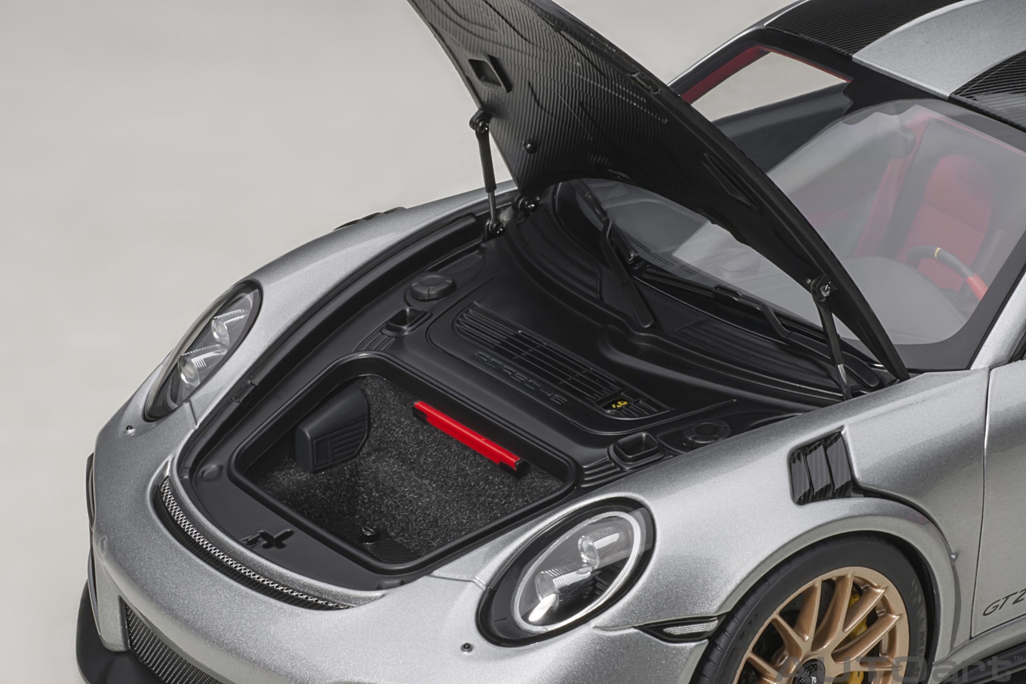 1:18 Porsche 911 GT2 RS - Weissach Package - GT Silver AutoArt