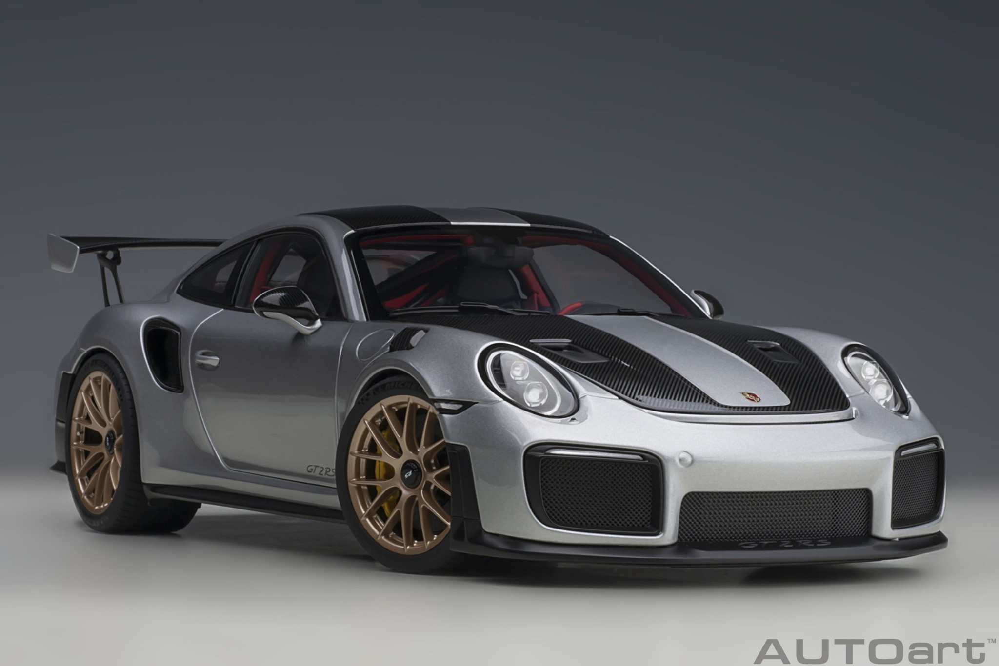 1:18 Porsche 911 GT2 RS - Weissach Package - GT Silver AutoArt