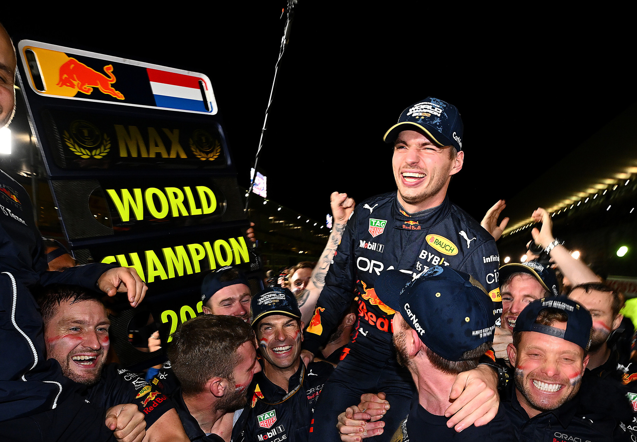 1:18 Red Bull Racing RB18 #1 Max Verstappen 'World Champion 2022' Spark