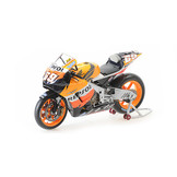 1:12 Honda RC211V #69 Nicky Hayden with Figurine and Flag MotoGP 2006