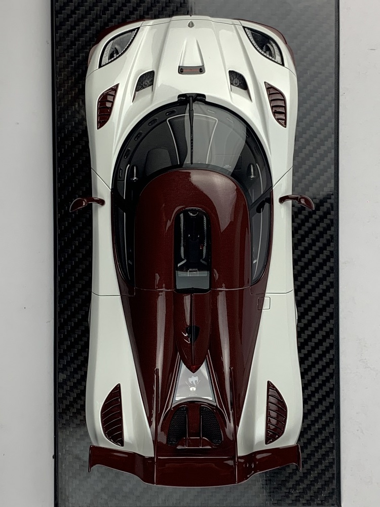 Schaalmodel 1:18 Koenigsegg Agera RS White & Red Carbon FrontiArt
