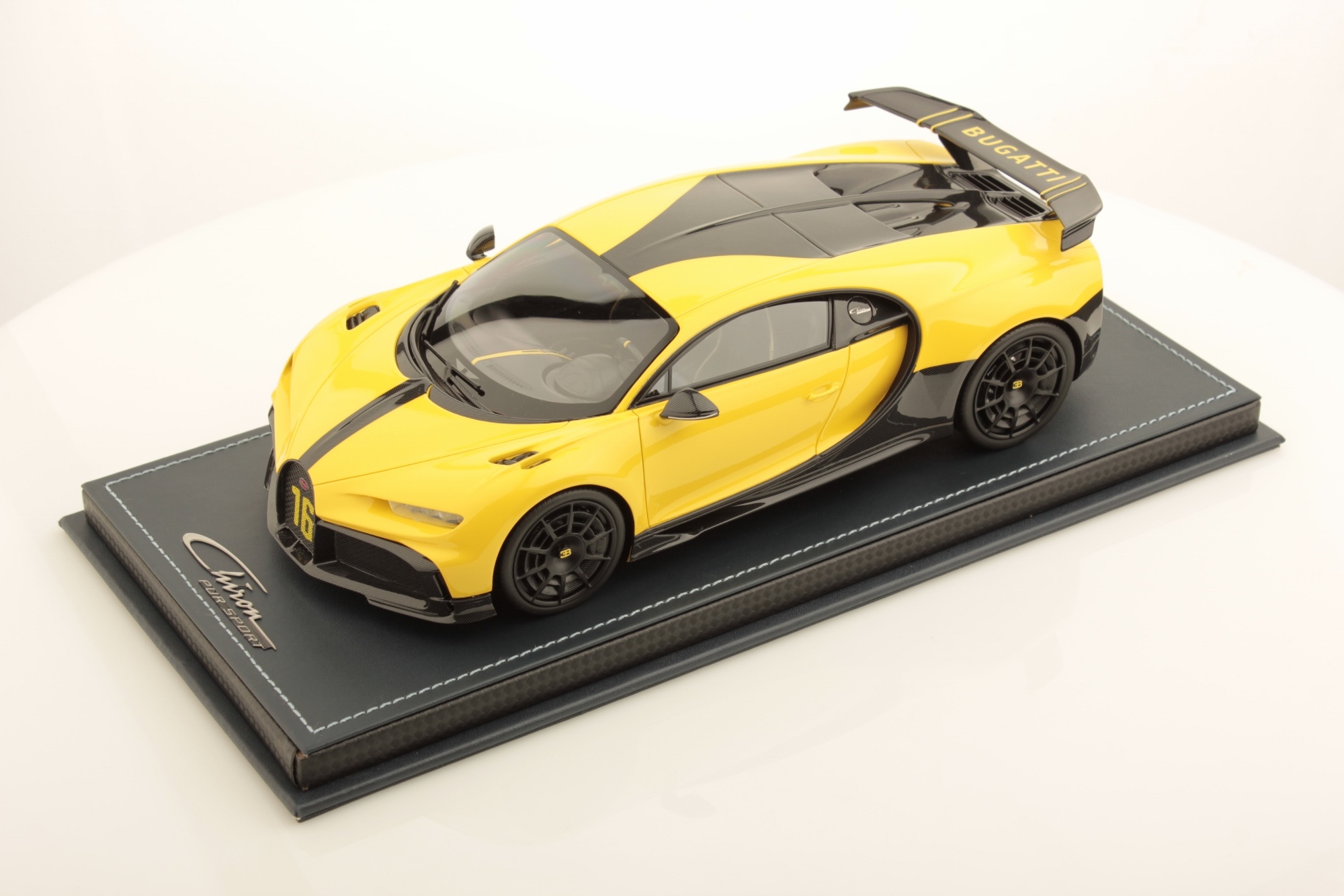 Schaalmodel 1:18 Bugatti Chiron Pur Sport Jaune Molsheim MR Collection