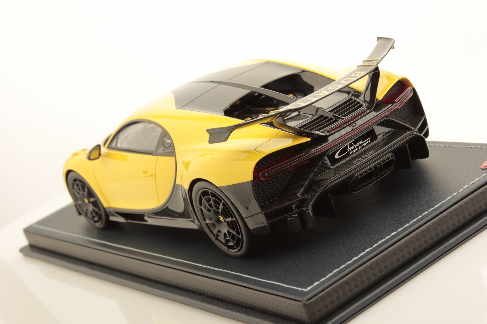 Schaalmodel 1:18 Bugatti Chiron Pur Sport Jaune Molsheim MR Collection