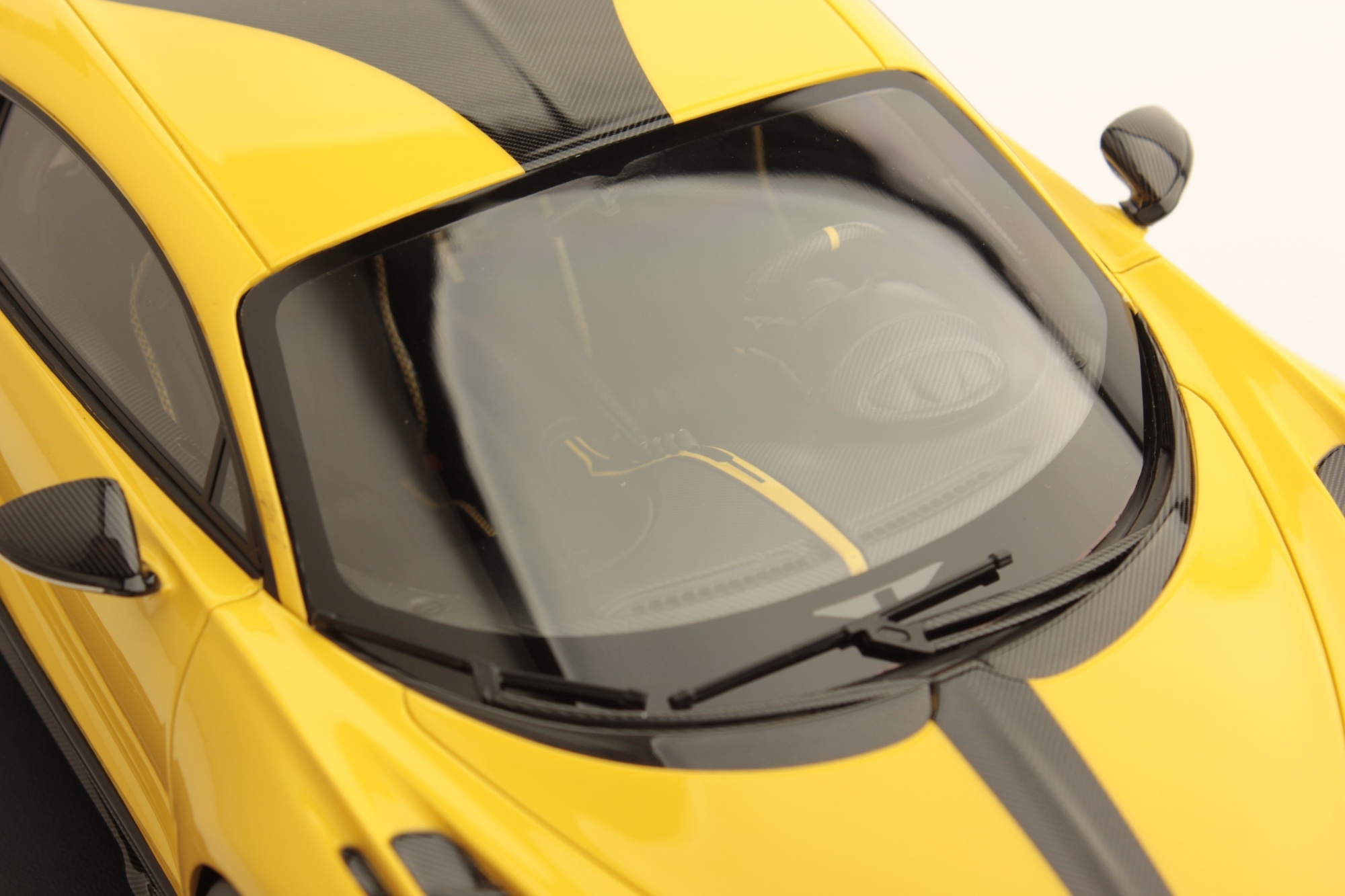 Schaalmodel 1:18 Bugatti Chiron Pur Sport Jaune Molsheim MR Collection
