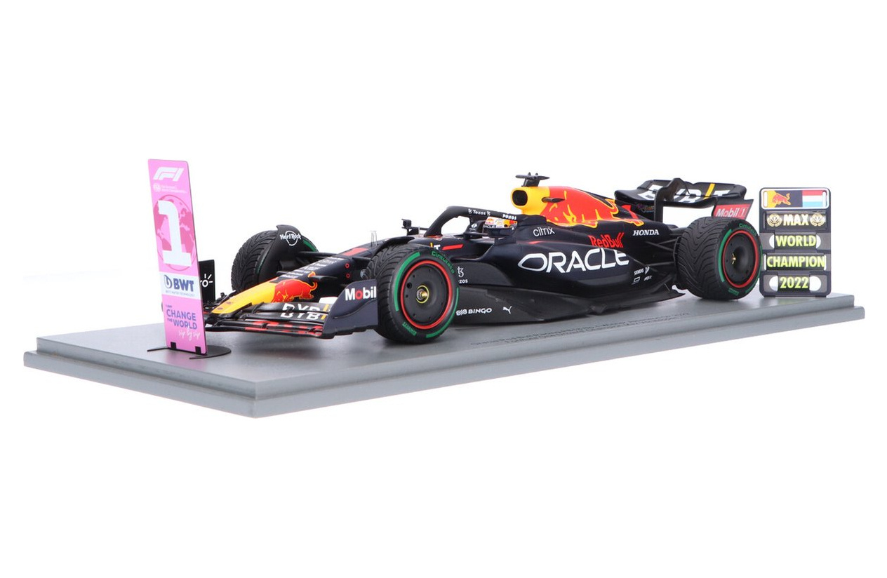 1:18 Red Bull Racing RB18 #1 Max Verstappen 'World Champion 2022' Spark