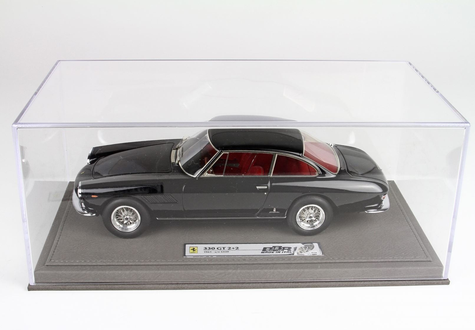 1:18 Ferrari 330 GT 2+2 SN 5349, Jaar 1963 - Modelauto met Display