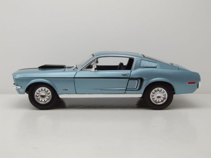 Ford Mustang GT Cobra 1968 in Blauw/Zwart Schaal 1:18 van Maisto