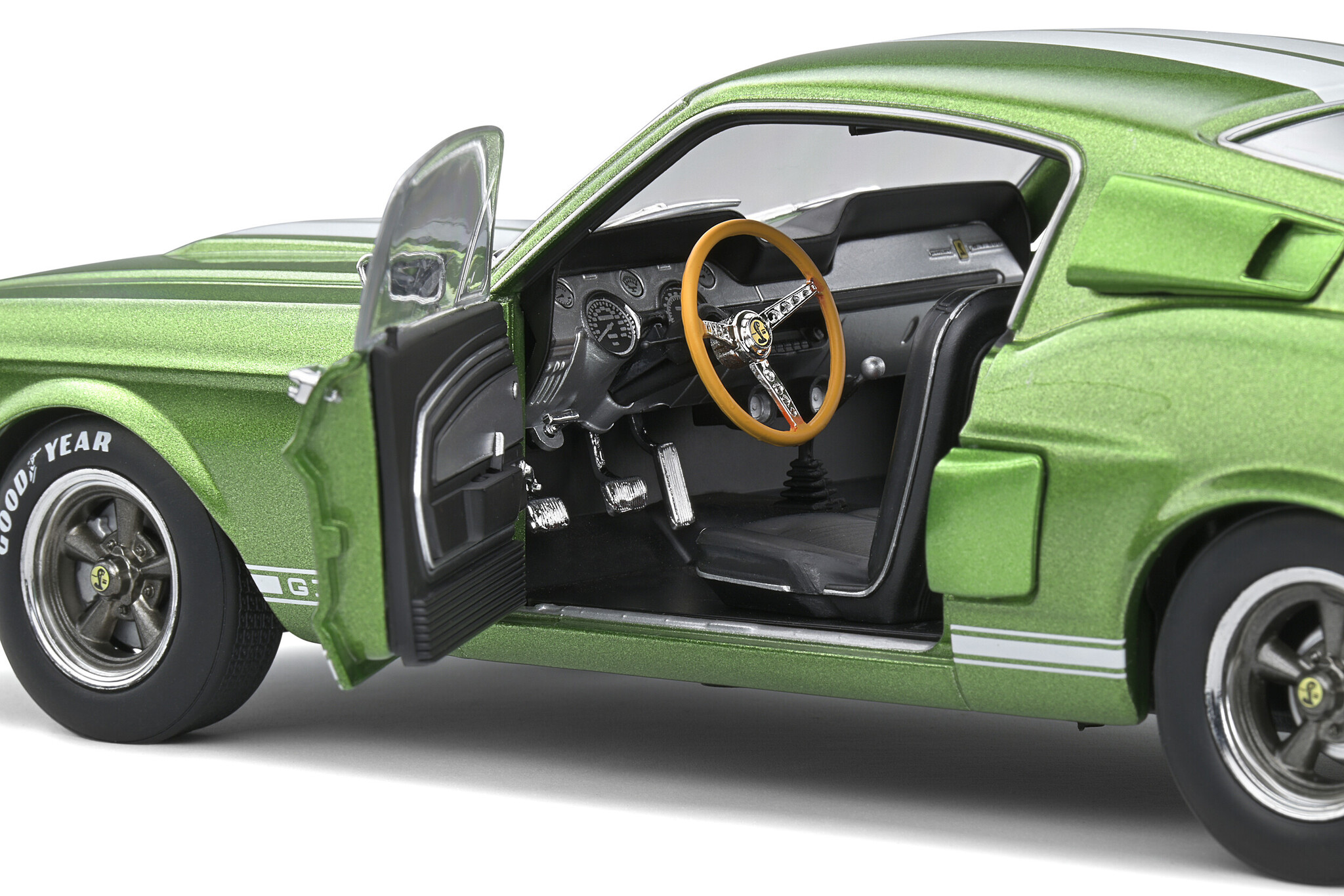 Shelby Mustang GT500 1967 Lime Groen met Witte Strepen Schaal 1:18 van Solido