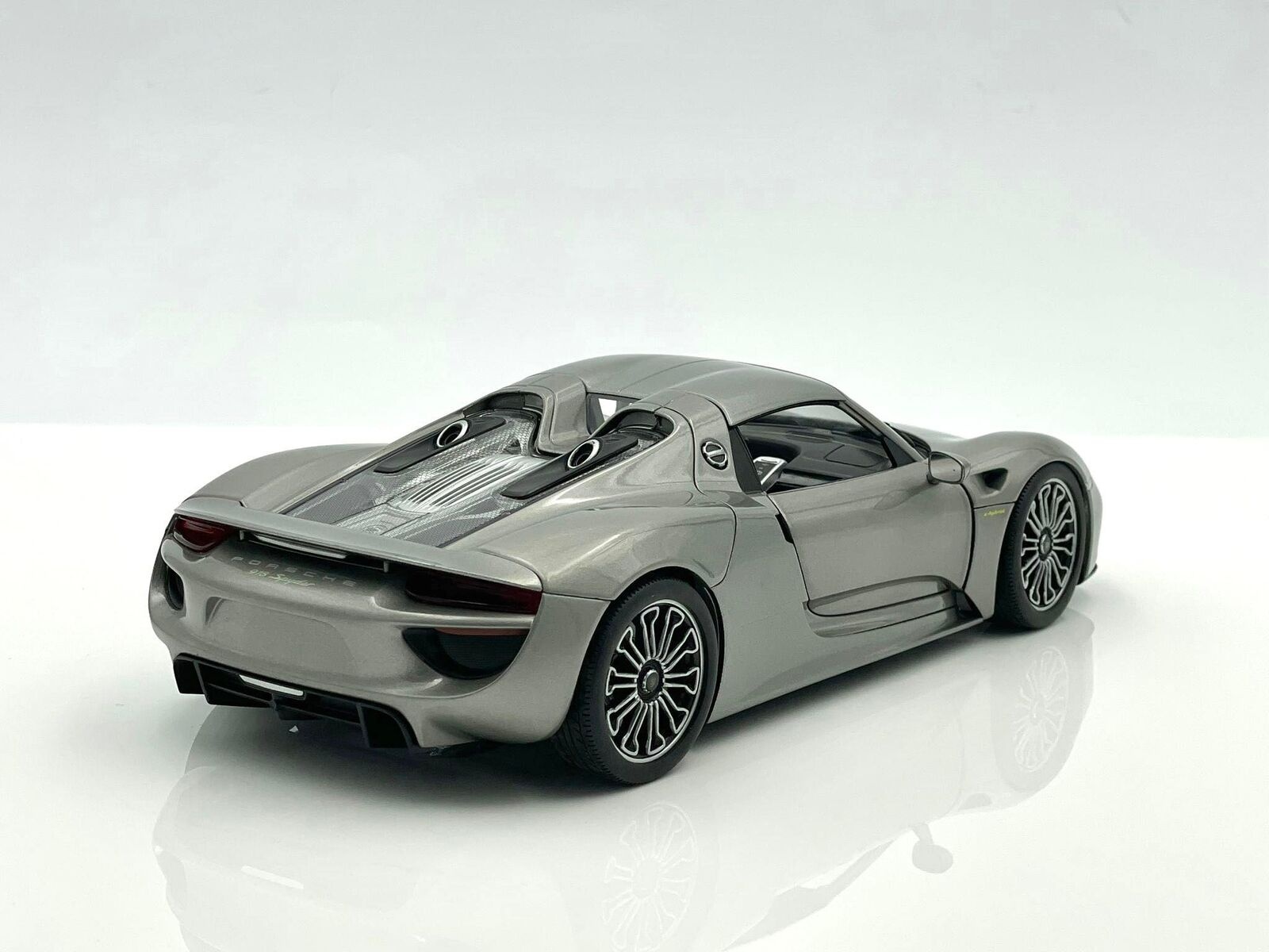 Welly 1:18 Porsche 918 Spyder Hard-Top Grau Metall