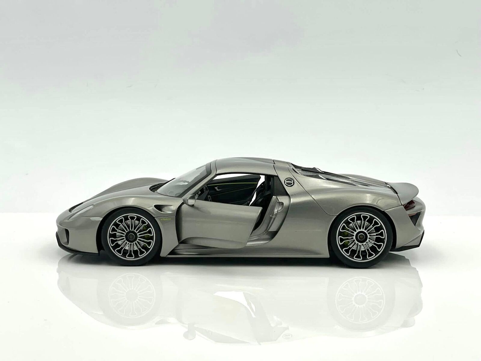 Welly 1:18 Porsche 918 Spyder Hard-Top Grau Metall