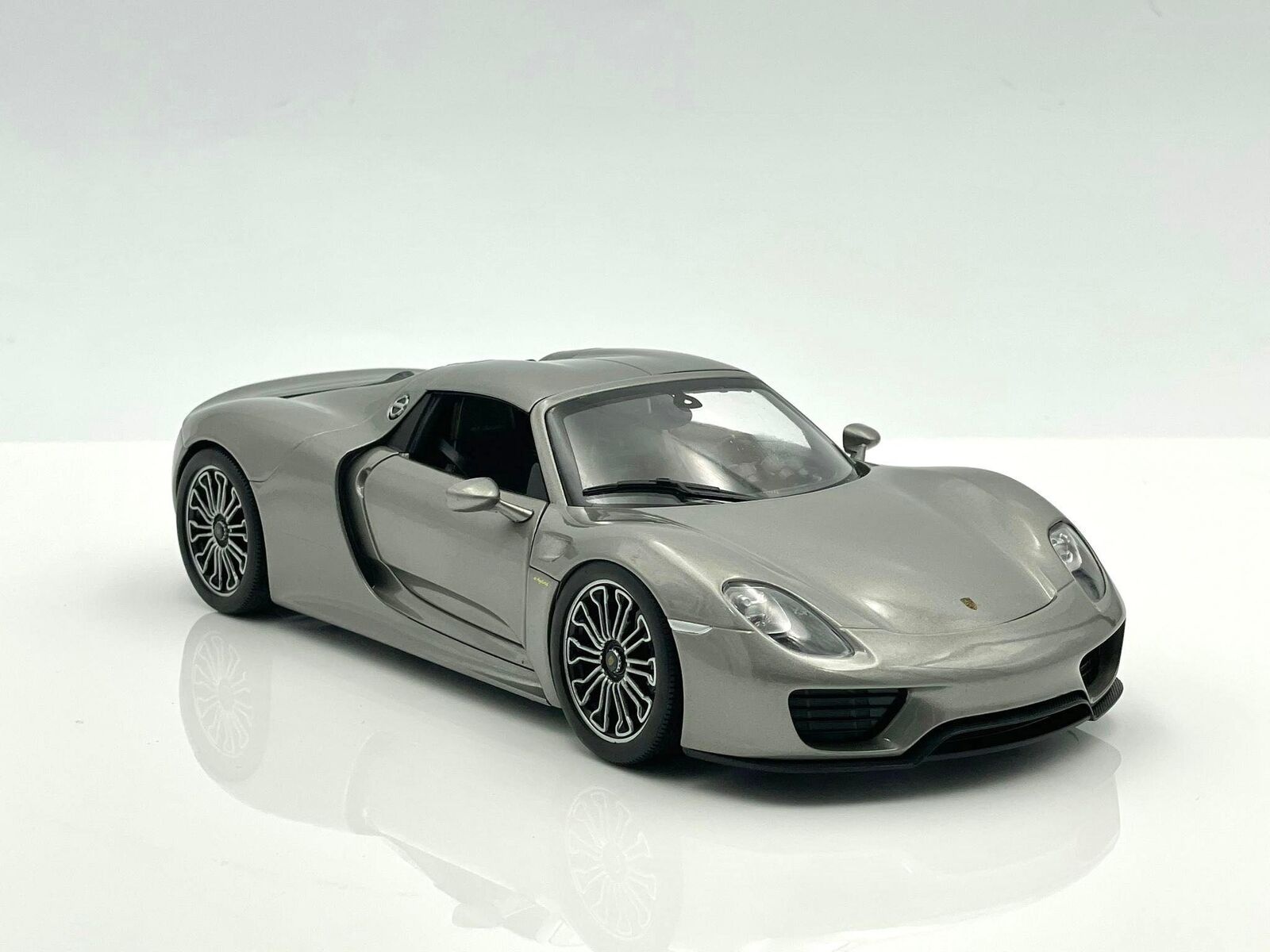 Welly 1:18 Porsche 918 Spyder Hard-Top Grau Metall