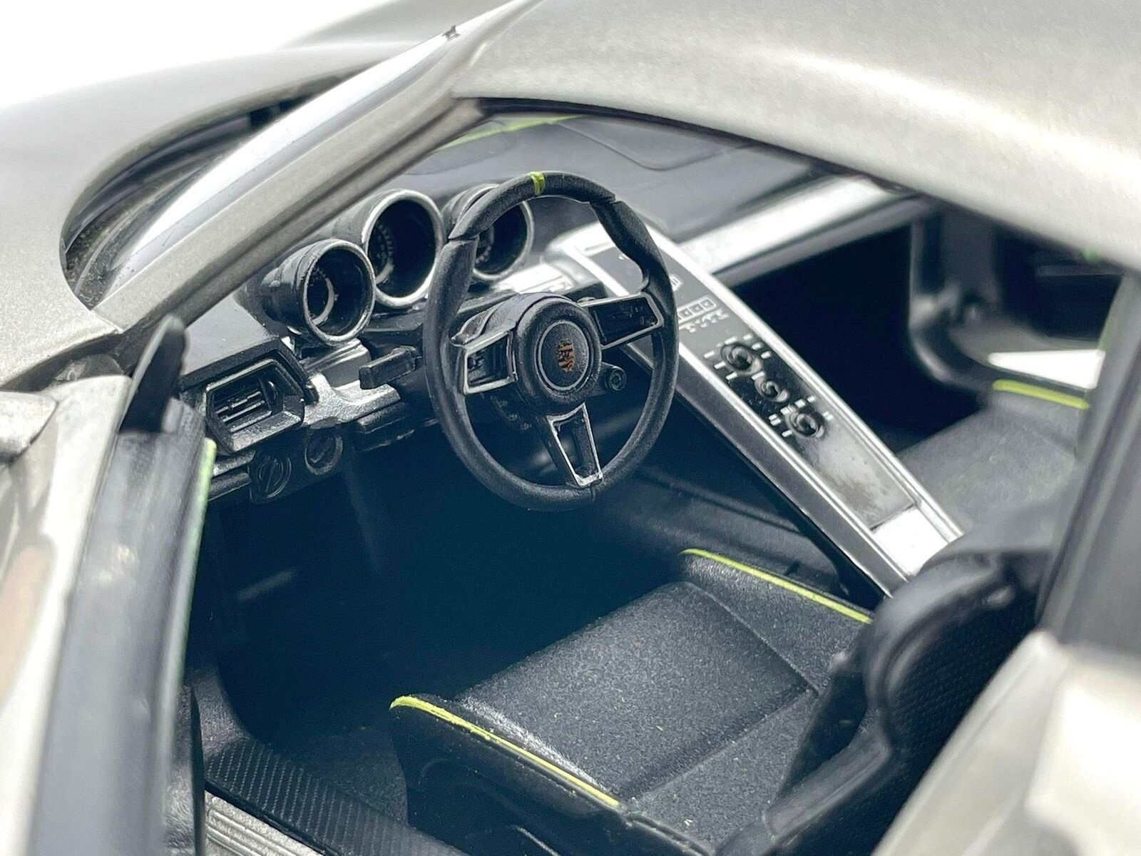 Welly 1:18 Porsche 918 Spyder Hard-Top Grau Metall