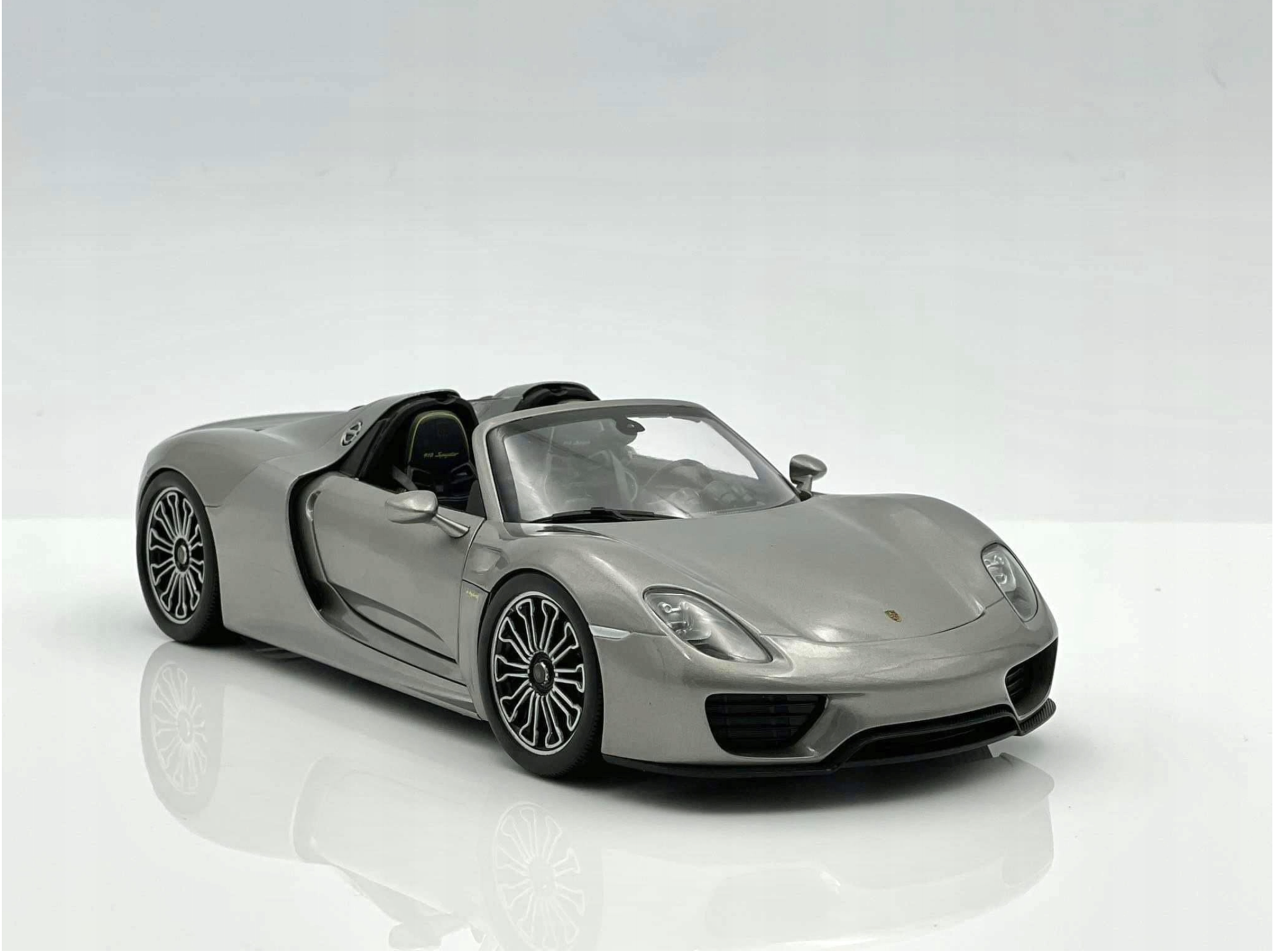 Porsche 918 Spyder Cabriolet Open Top Zilvergrijs