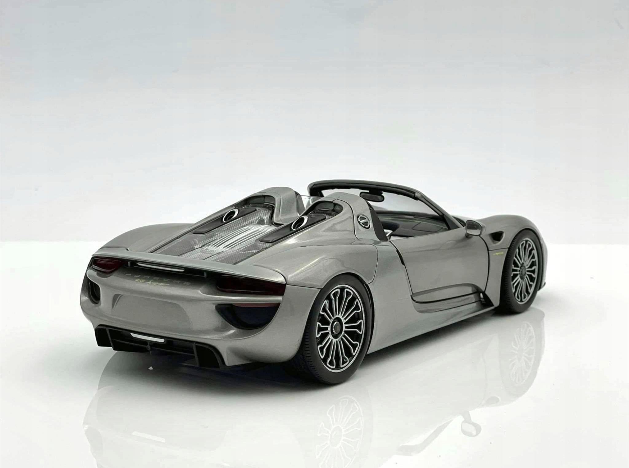 Porsche 918 Spyder Cabriolet Open Top Zilvergrijs