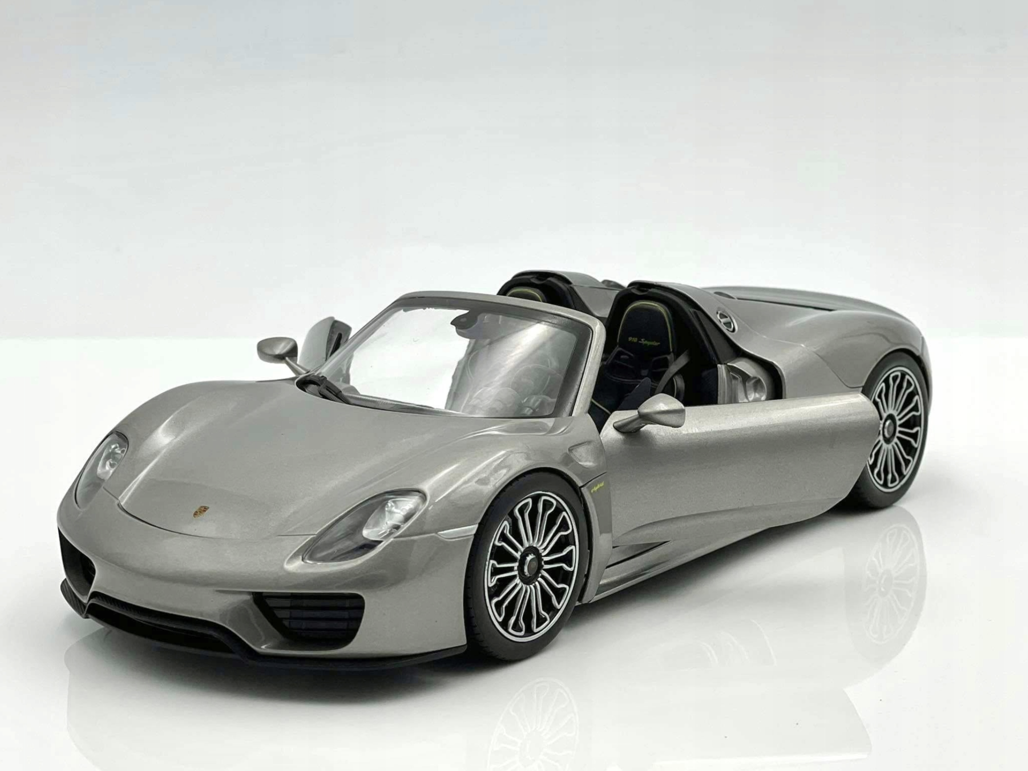 Porsche 918 Spyder Cabriolet Open Top Zilvergrijs