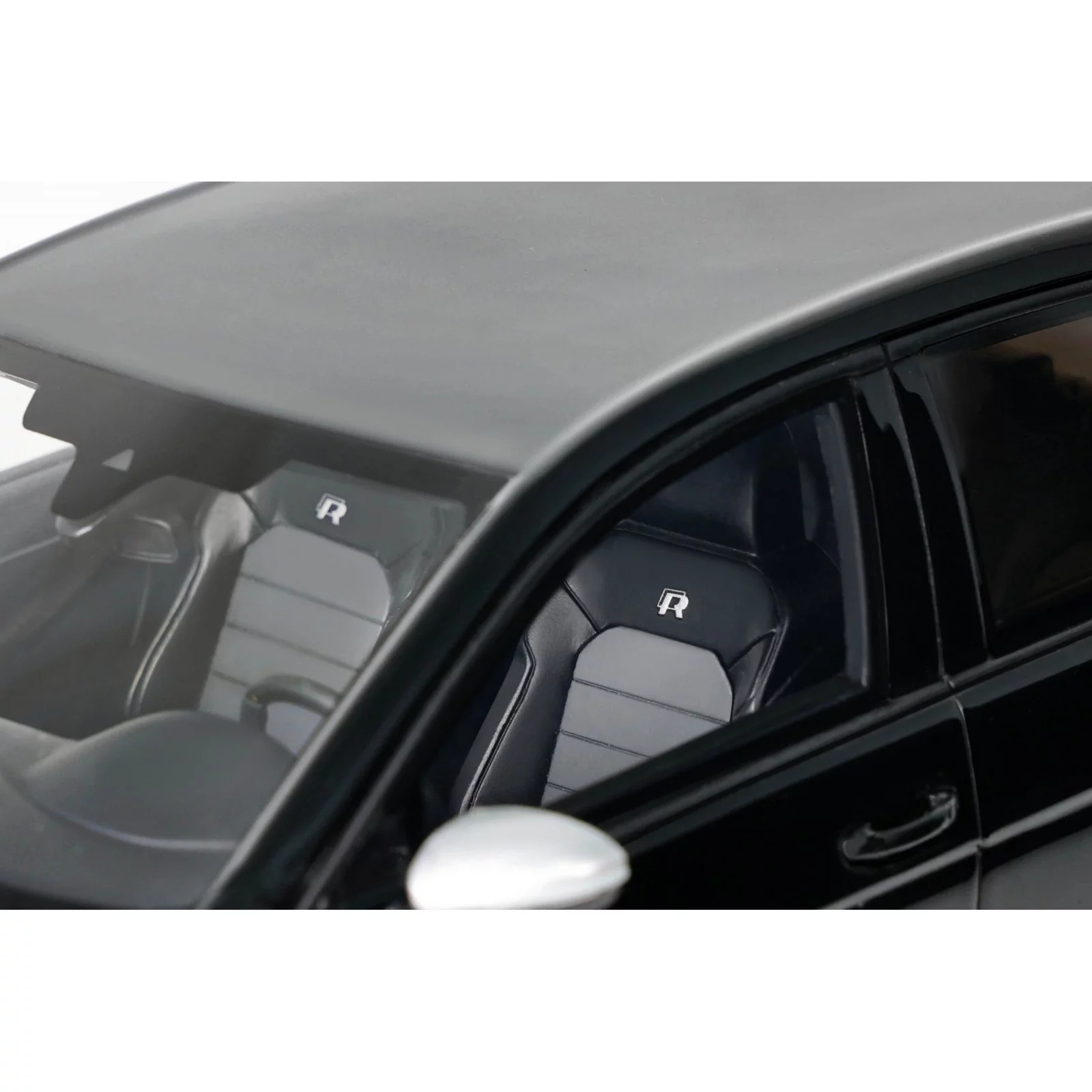1:18 Volkswagen Golf VII R Zwart 2017