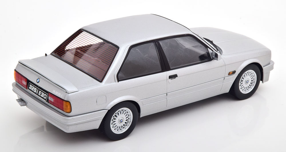 Schaalmodel 1:18 BMW 325i 1988 Silver metallic