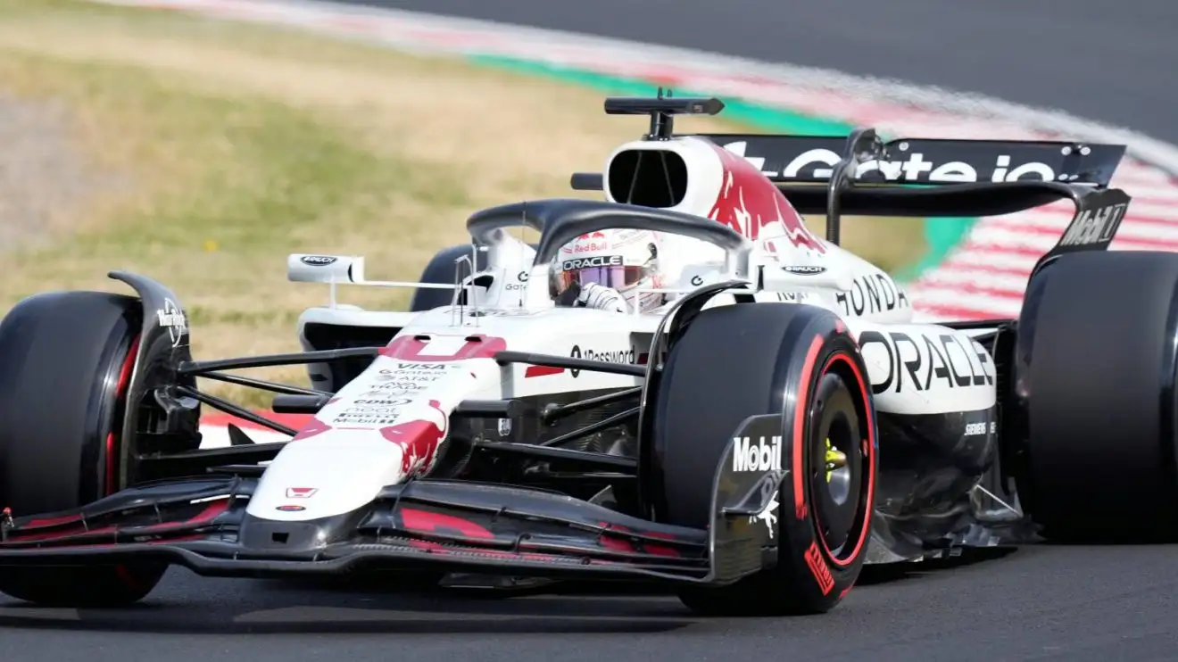 **Pre Order 1/64 Red Bull Racing RB21 No.1 Oracle Red Bull Racing, M. Verstappen 'Winner Japanese GP 2025 *With pitboard