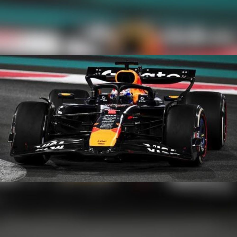 1:43 Max Verstappen Red Bull Racing F1 Winner Abu Dhabi 2025 (met pit board) - Spark Models